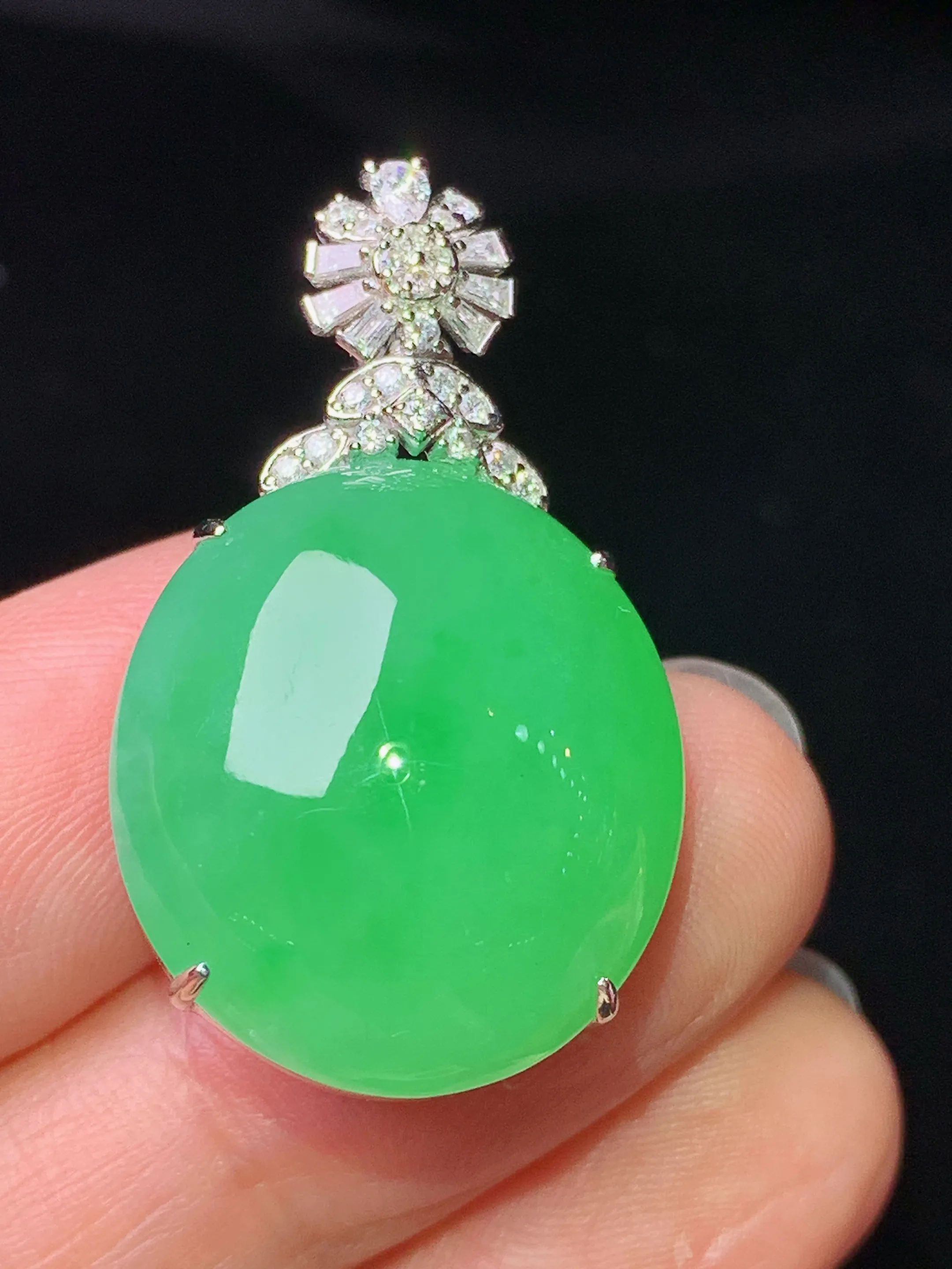 18k金钻镶嵌翠绿蛋面吊坠 玉质细腻 色泽艳丽清新 整体尺寸32.5*19.2*13