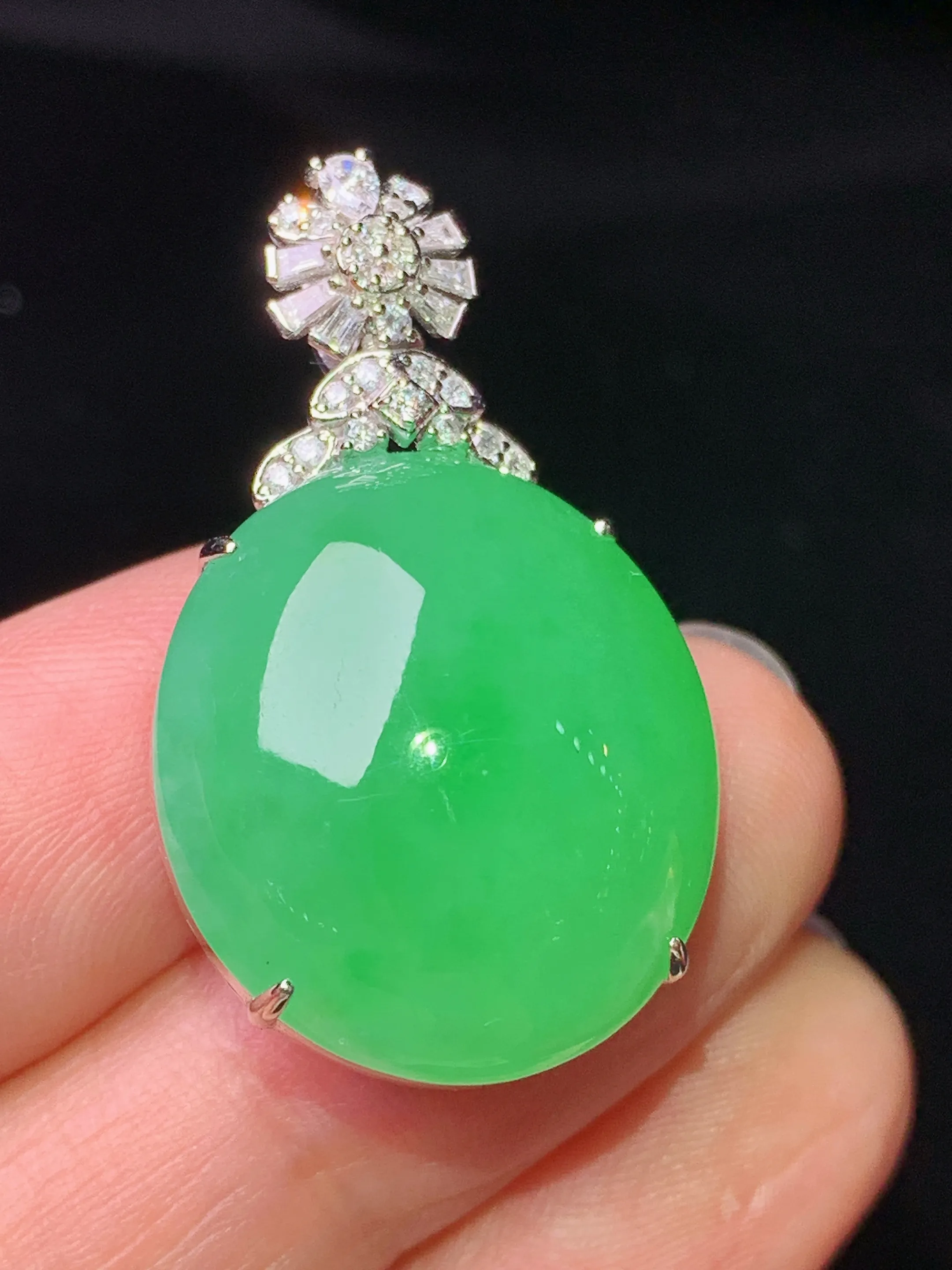 18k金钻镶嵌翠绿蛋面吊坠 玉质细腻 色泽艳丽清新 整体尺寸32.5*19.2*13