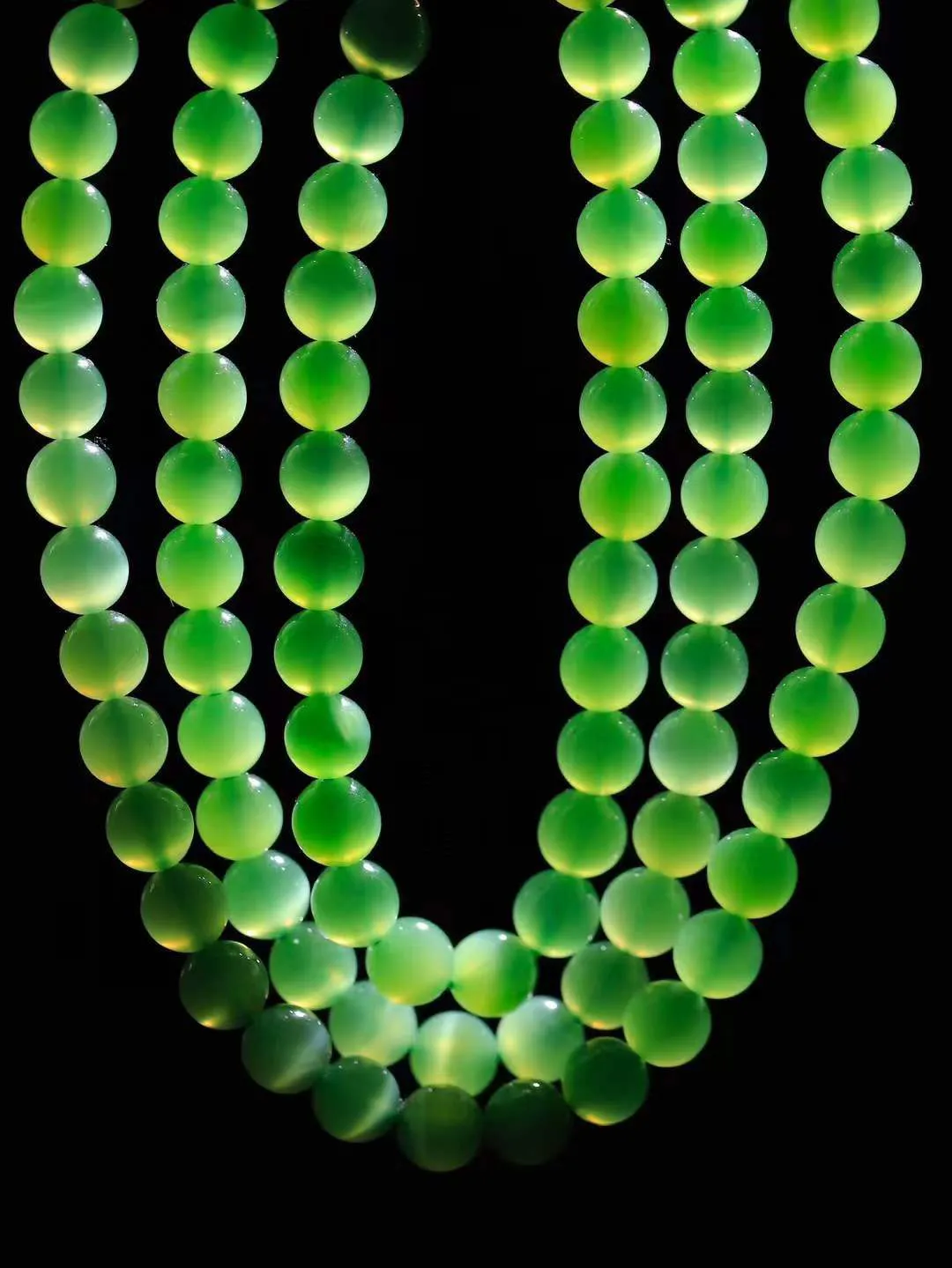 【珠圆玉润.项链】

精品和田玉碧玉猫眼珠圆玉润项链 玉质温润细腻  整串打磨圆润，佩戴舒适。珠珠落玉盘，间关莺语花底滑，一生美好时光，无论身在何处，都有它相伴相守。事事顺遂，幸福美满，吉祥如意。重35.6克 尺寸取一6mm  8920478A