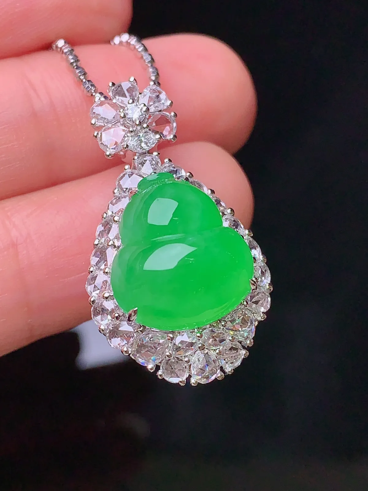 18k金钻镶嵌翠绿葫芦吊坠 玉质细腻 色泽清新艳丽 整体尺寸28*15.8*12.5