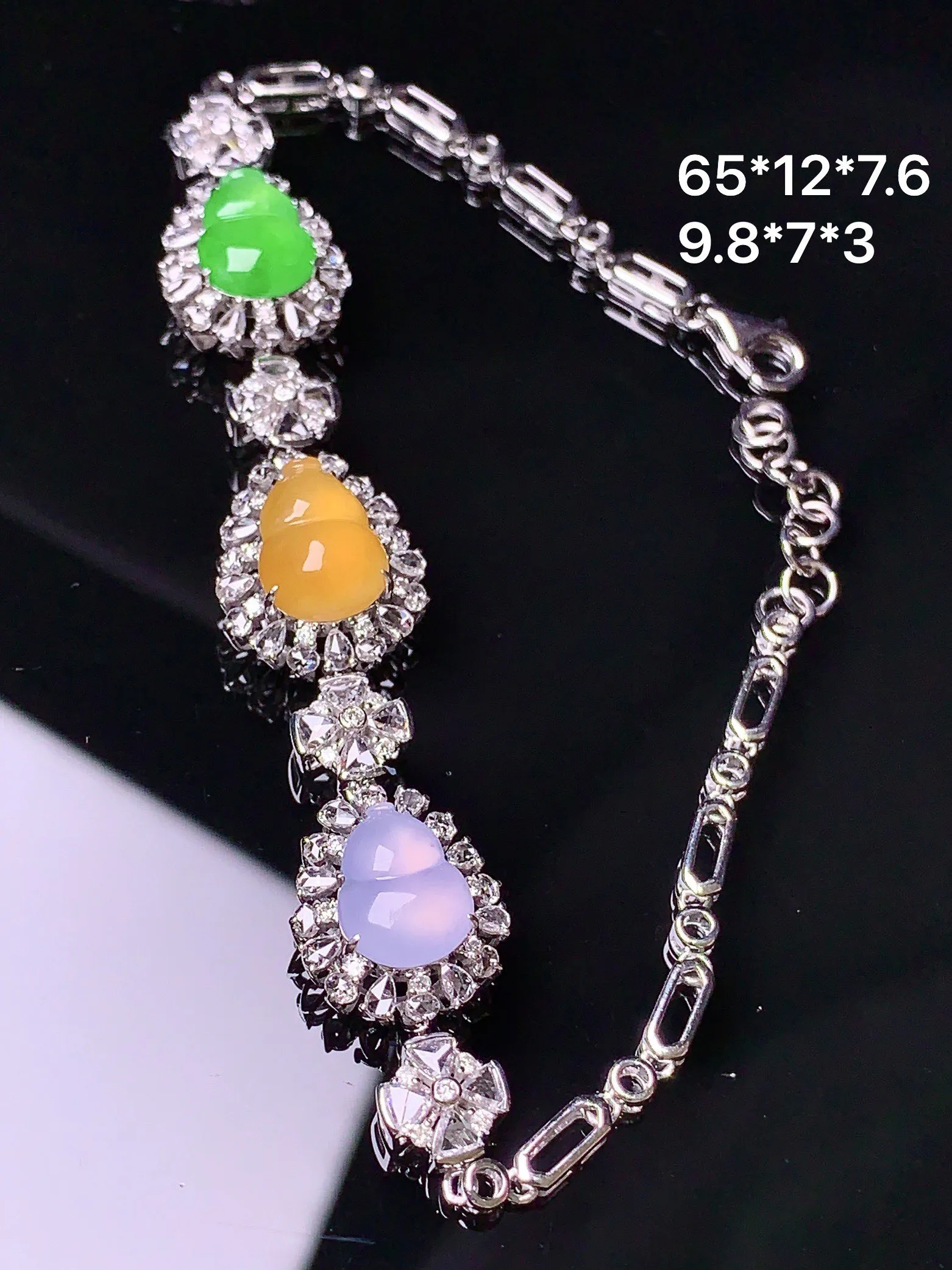 18k金钻镶嵌三色葫芦手链 玉质细腻 色泽艳丽清新 整体尺寸65*12*7.8