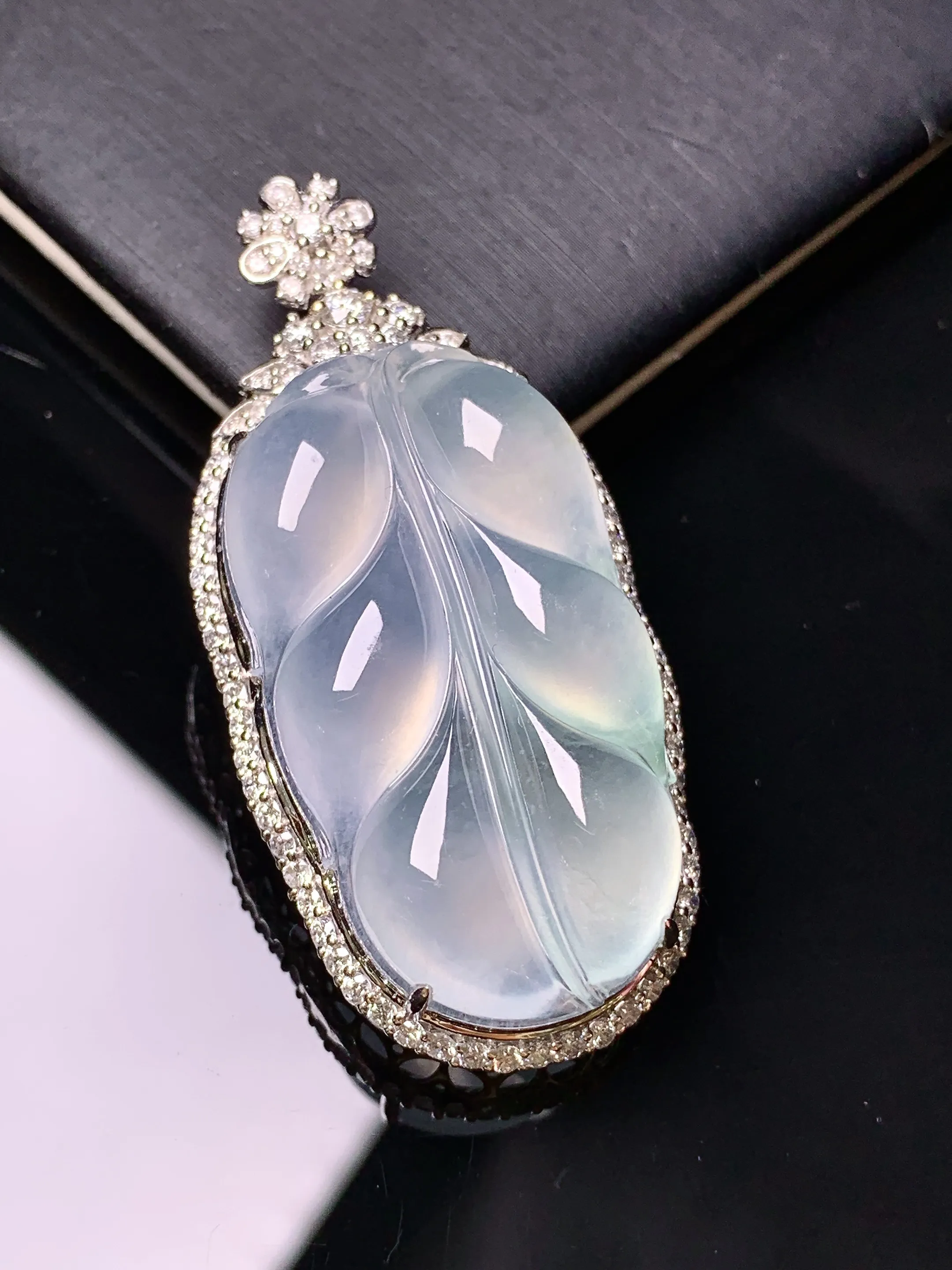 18k金钻镶嵌冰种树叶吊坠 玉质细腻 色泽艳丽清新 整体尺寸48.8*23.5*11.7