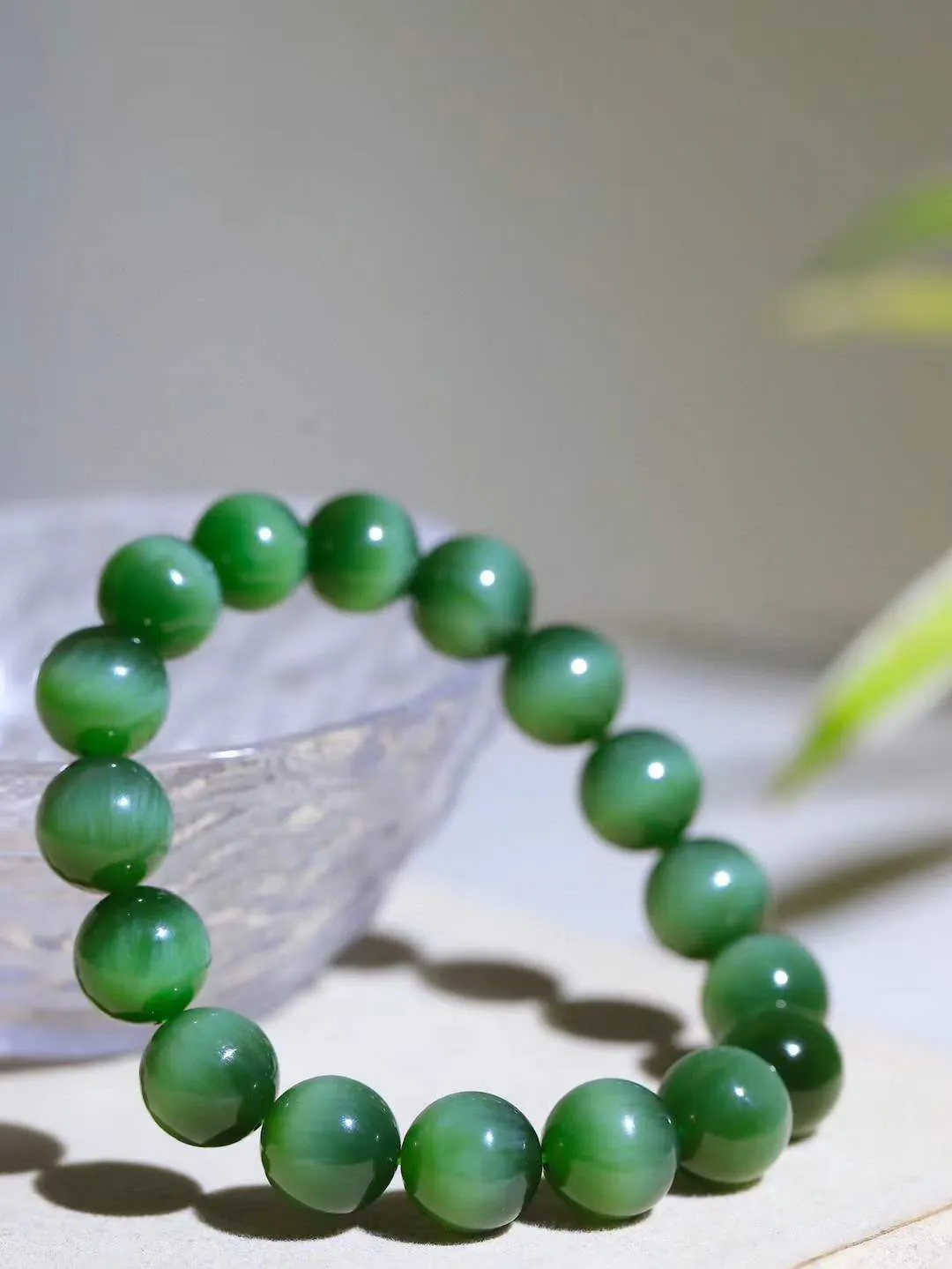 （猫眼手串）

精品和田玉碧玉猫眼圆珠手串 质地温润灵动 猫眼儿般的光中，有波光潋滟，也有梦幻清韵。行走于市井的喧嚣，相顾不言，便得清欢。重46克 尺寸取一12mmFDT-2320453