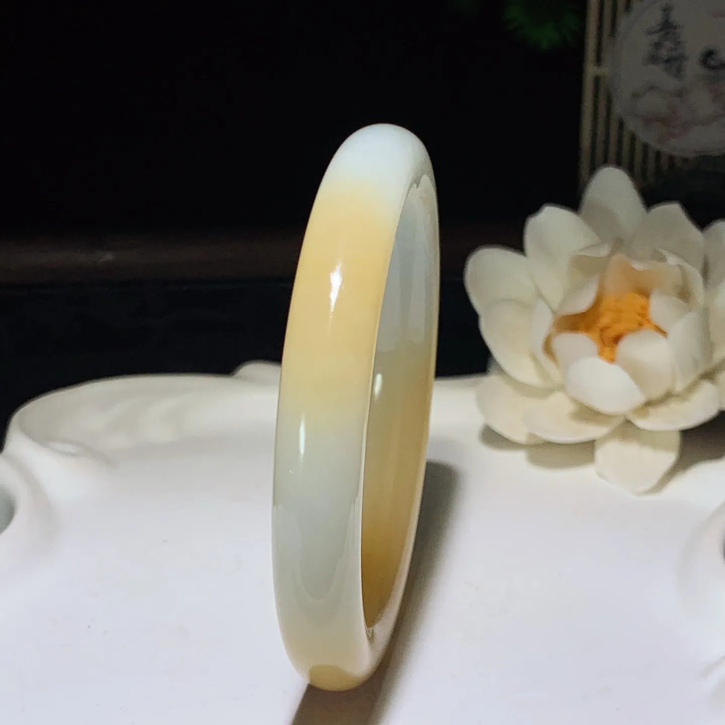 55圈口 新疆和田玉羊脂白且末糖手镯 55圈口条宽10厚9重44.5克。玉质细腻油润。手推出油。佩戴高端典雅。lt260205