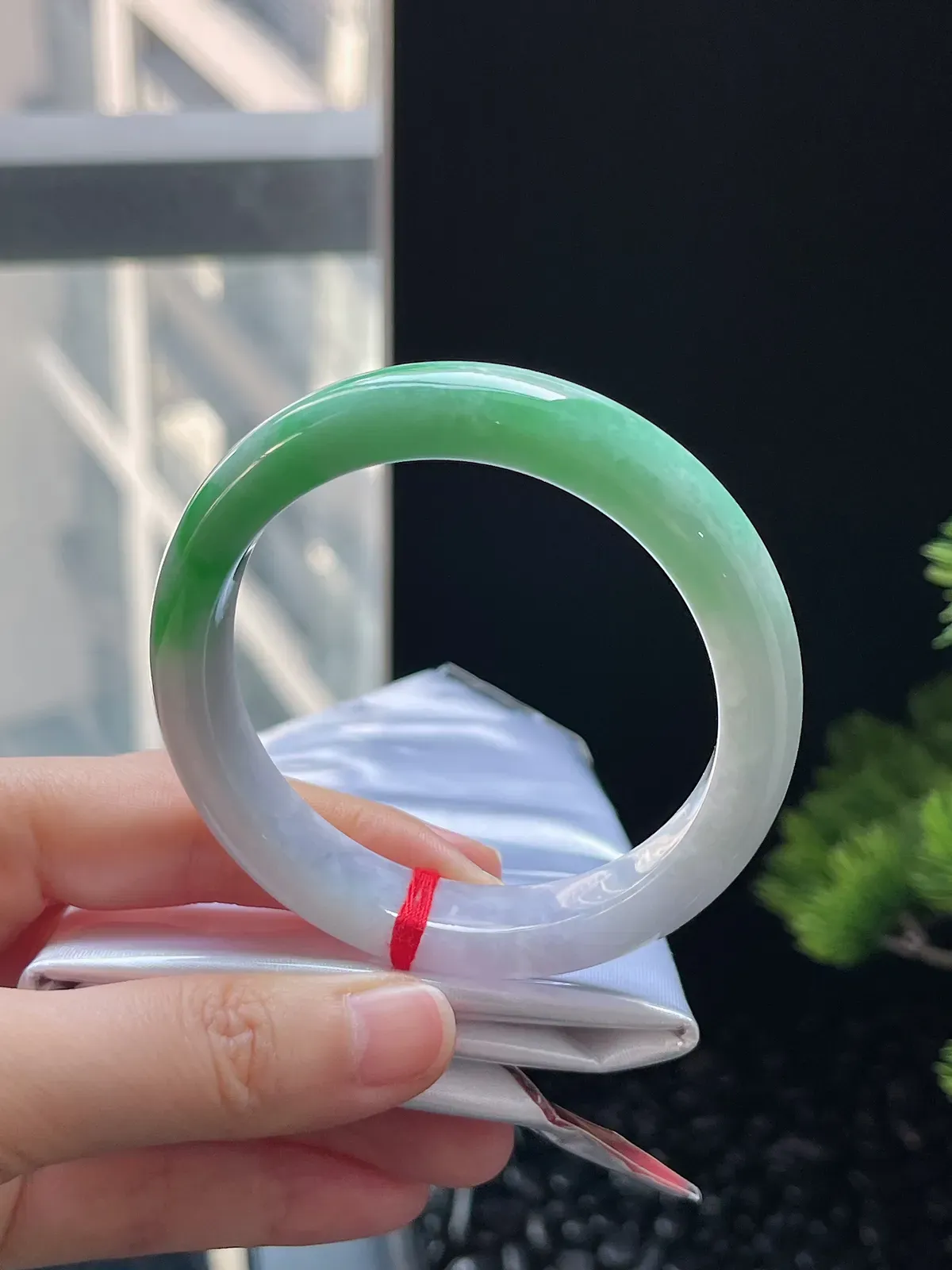 正圈56.6圈口，翡翠糯化种飘绿手镯