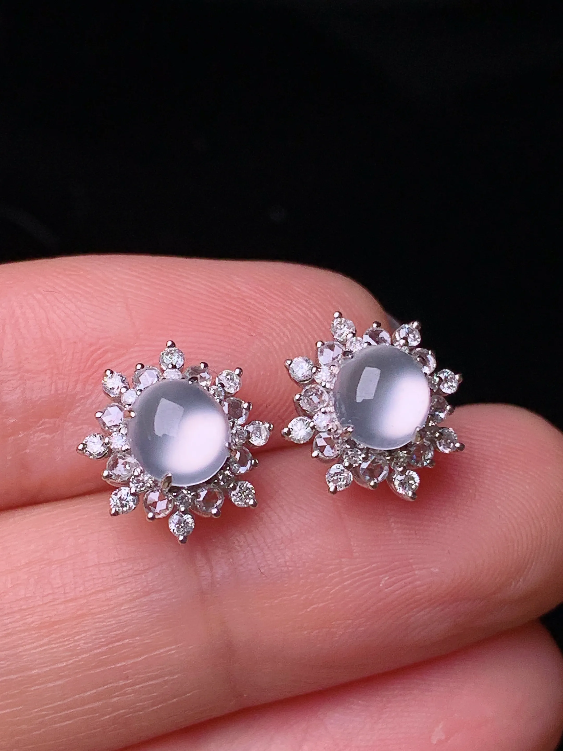 18k金钻镶嵌冰种蛋面耳钉 玉质细腻 色泽艳丽清新 整体尺寸11.2*10*6.6