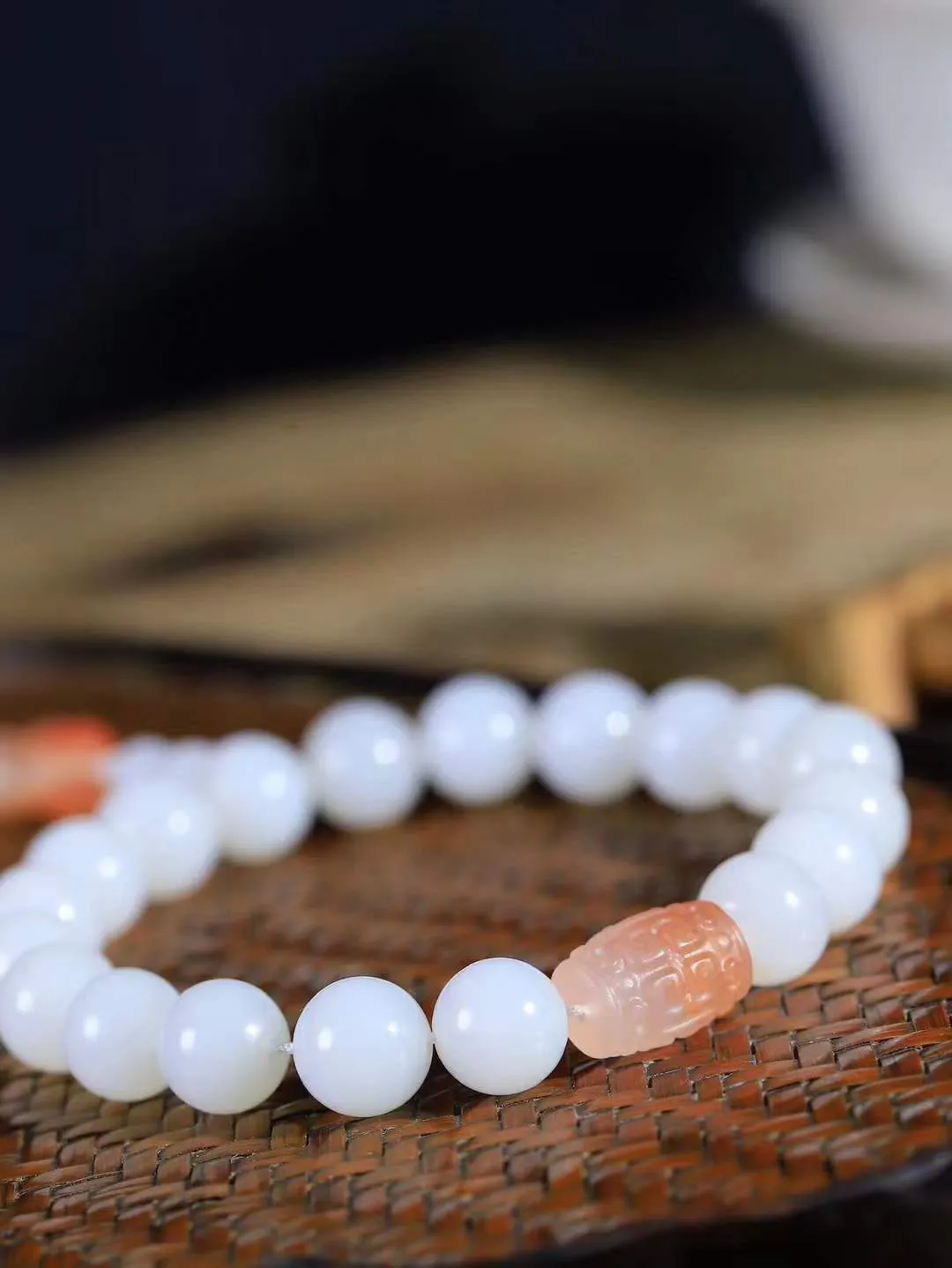 【珠圆玉润.手串】

精品和田玉白玉珠圆玉润手串 玉质温润细腻  整串打磨圆润，佩戴舒适。珠珠落玉盘，间关莺语花底滑，一生美好时光，无论身在何处，都有它相伴相守。事事顺遂，幸福美满，吉祥如意。重44.7克 尺寸取一11mm FDL-1620500