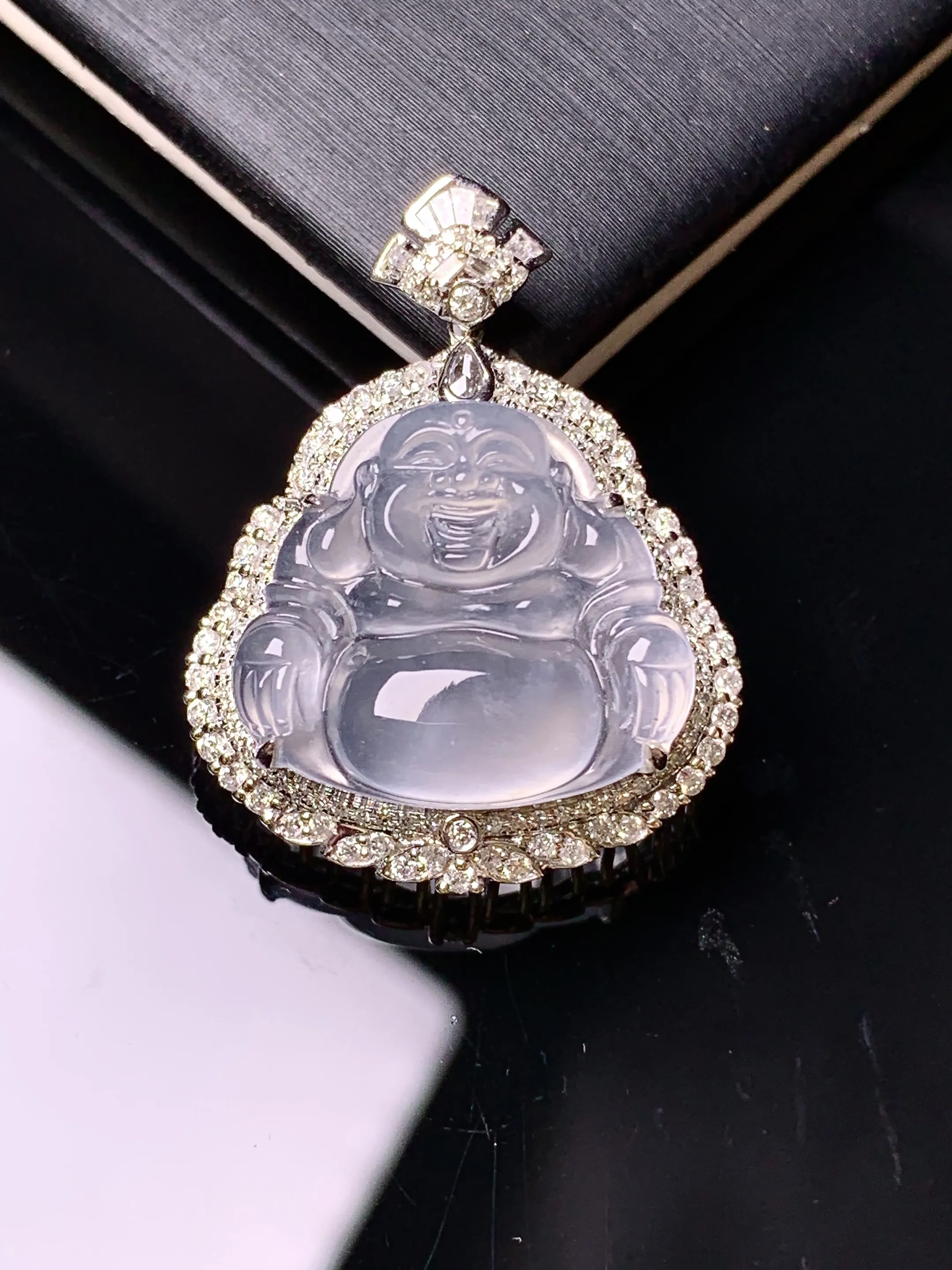 18k金钻镶嵌冰种佛公吊坠 玉质细腻 色泽艳丽清新 整体尺寸28*21.6*8.8