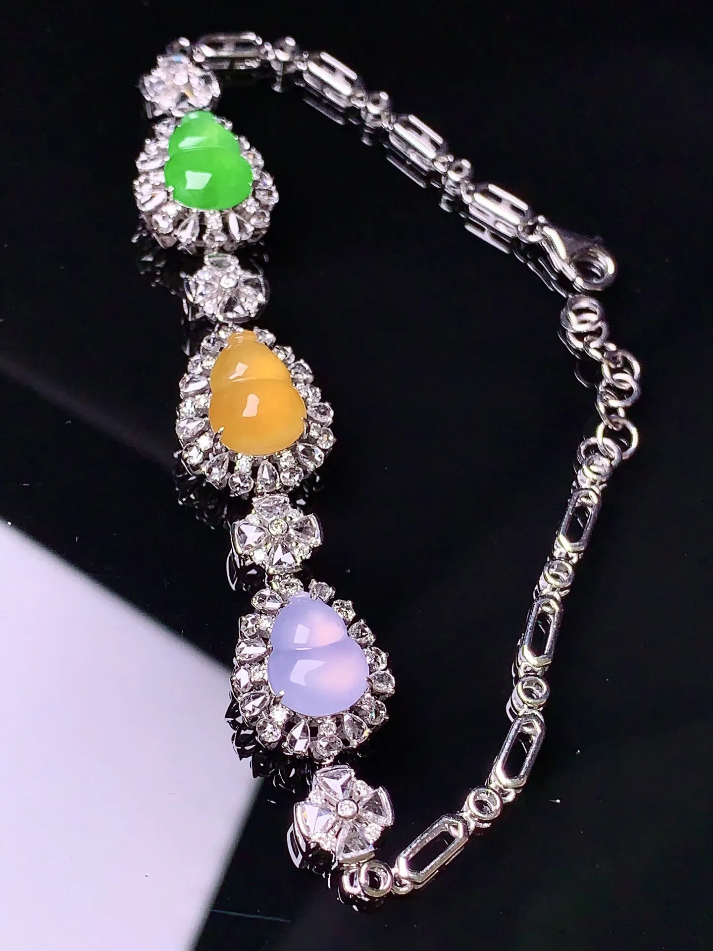 18k金钻镶嵌三色葫芦手链 玉质细腻 色泽艳丽清新 整体尺寸65*12*7.8