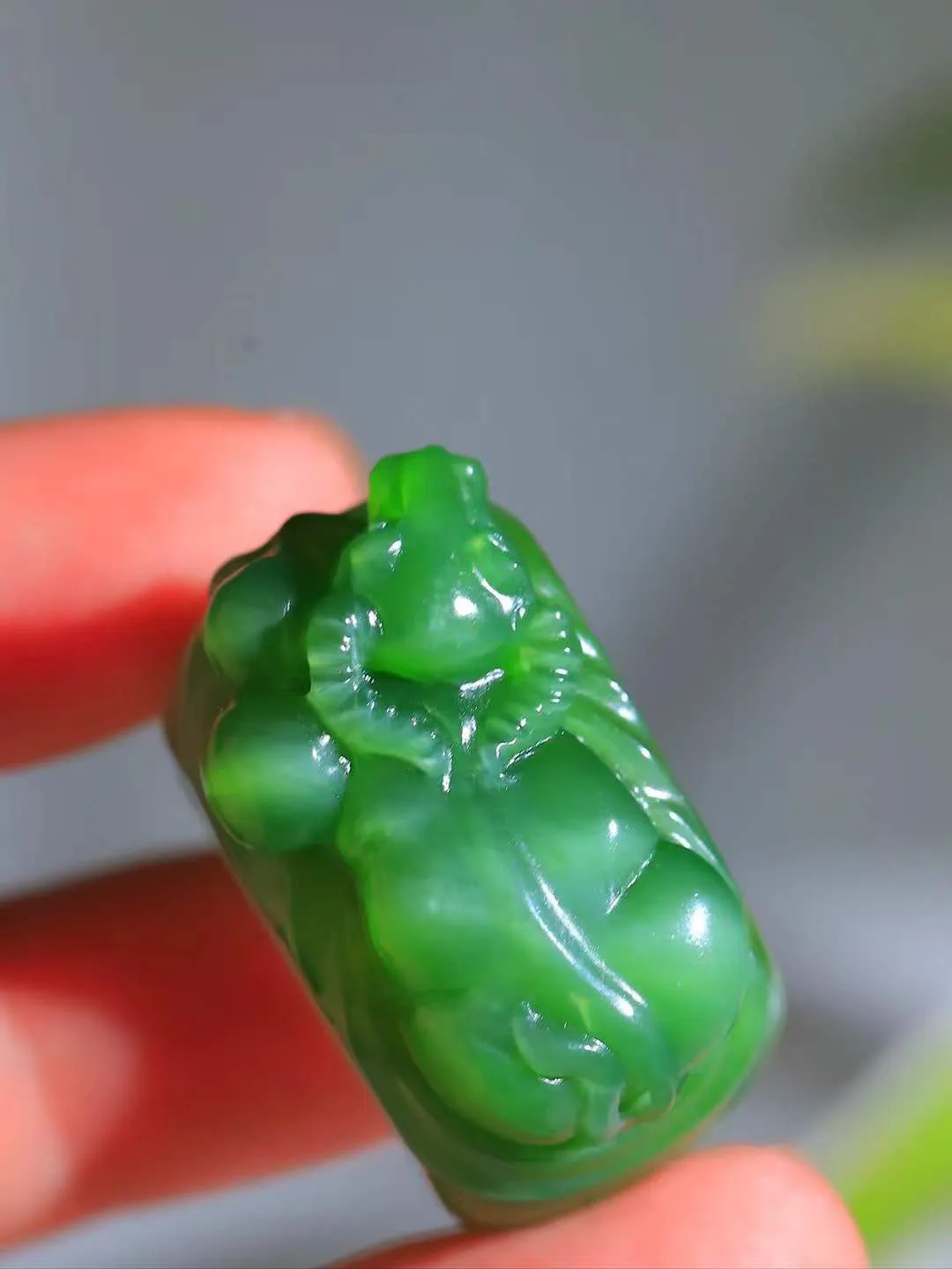 【扭转乾坤.扳指】

精品和田玉碧玉猫眼牛扳指，质地细润，油光四溢。精工雕琢牛首，五官雕工精细，牛眼似杏，牛鼻似锤。神态生动，线条流畅，象征牛气冲天，扭转乾坤，雕工精湛，栩栩如生～
总重44.7克   尺寸20.8-19.3-8.5mm fDT-1220500