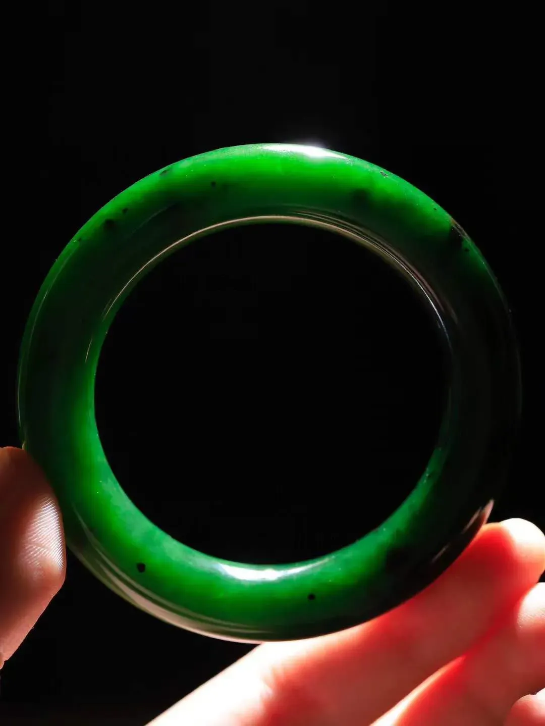 【悠悠芳华.镯】

精品和田玉碧玉圆条手镯 玉质温润 青葱岁月，尽收腕中，婉转流畅，凝岁月悠长。盈一眸恬淡，挽一抹绿意。重69.5克 内径52.5mm尺寸12-11.8mm   8625400T