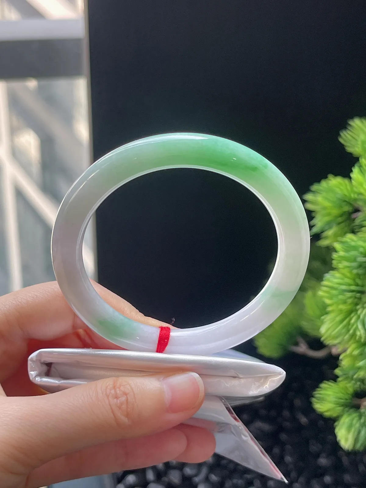 圆镯56.4圈口，翡翠糯化种飘绿手镯