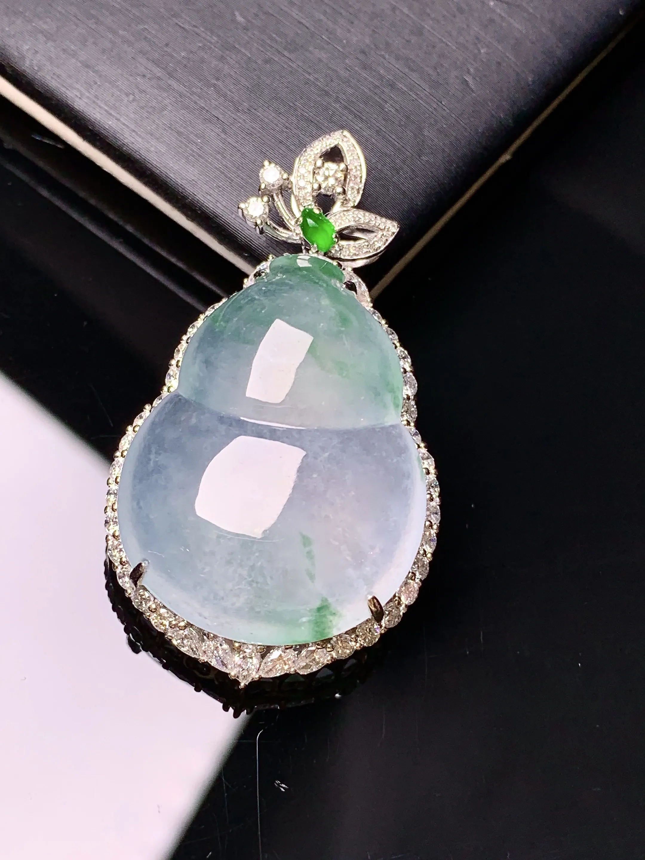18k金钻镶嵌冰种飘绿葫芦吊坠 玉质细腻 色泽艳丽清新 整体尺寸41.2*23.2*10.8