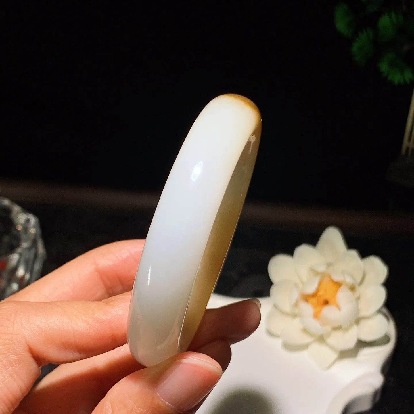 新疆和田玉羊脂白且末糖手镯 52圈口条宽12厚9重57.5克。玉质细腻油润。手推出油。佩戴高端典雅。lt260205