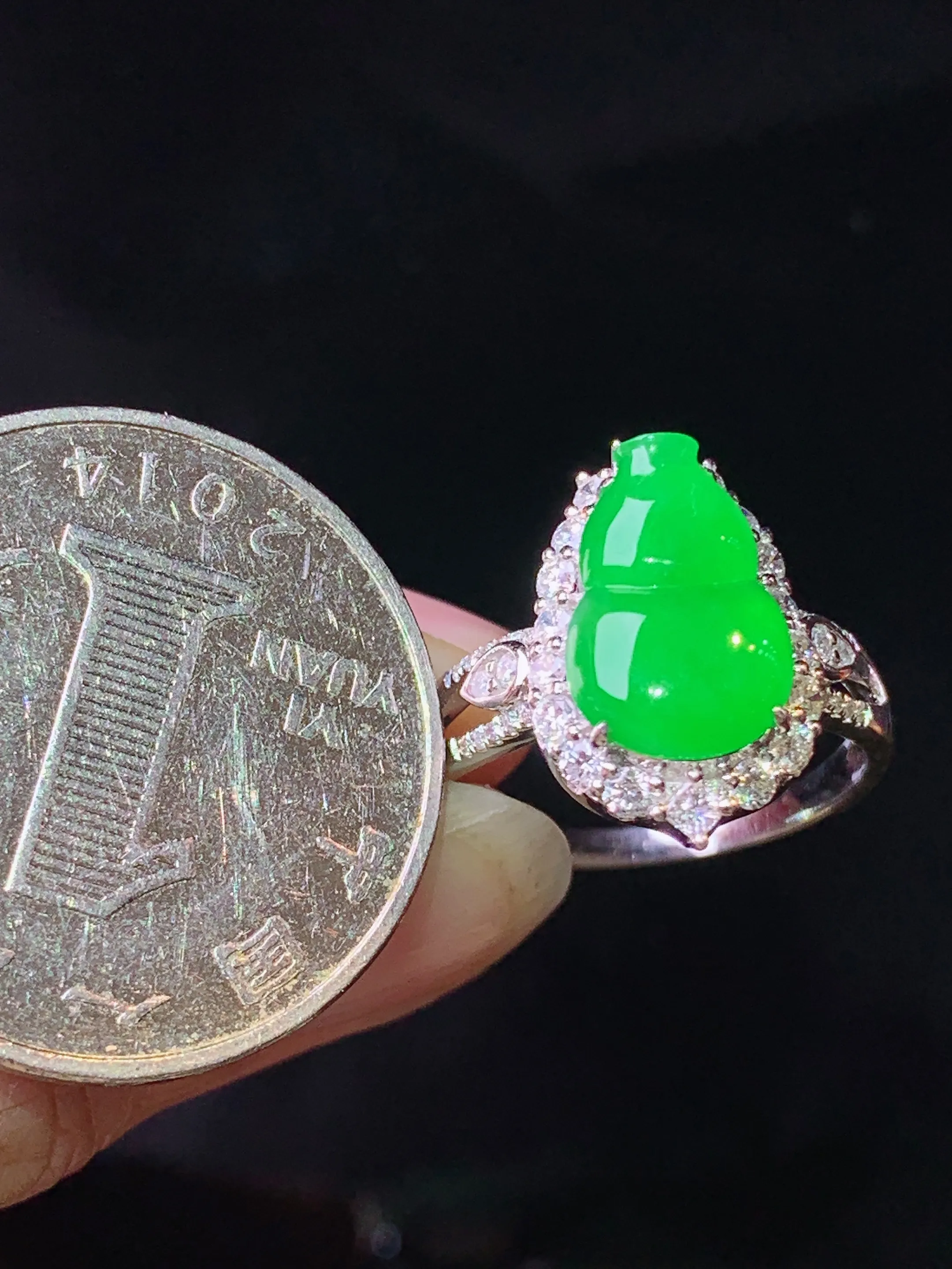 18k金钻镶嵌满绿葫芦戒指 玉质细腻 色泽艳丽清新 圈口14.5 整体尺寸16*10.8*7.7