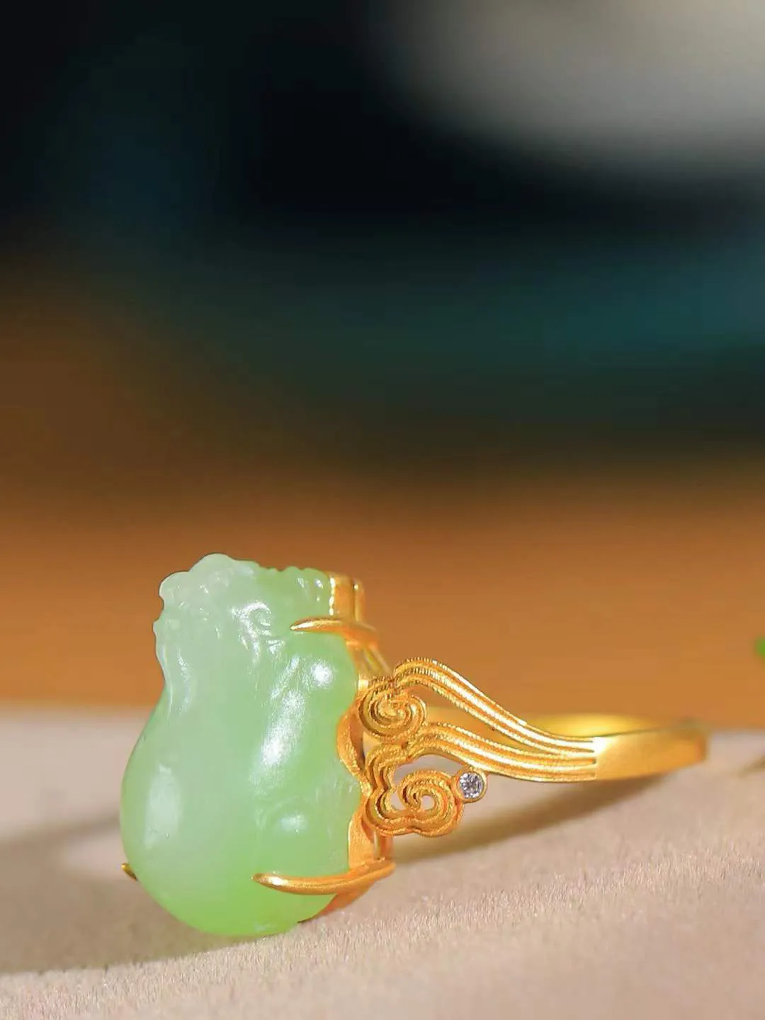 （金镶玉.招财貔貅.戒指）

精品和田玉翠青18k金镶嵌貔貅戒指，质地细腻油润，精工雕刻，貔貅表情生猛威严，形象立体生动，️有纳食四方之财，消灾好运的寓意，貔貅属火，火主心，心主神明，祈福佩戴者聪慧灵秀。
重3.4克   尺寸17.2-15-9.3mm   76801859YY