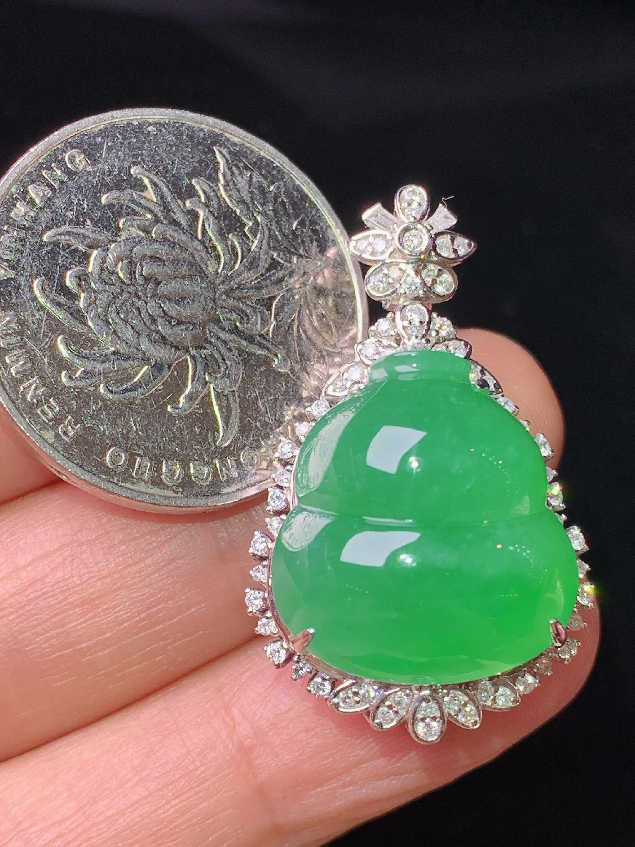 18k金钻镶嵌翠绿葫芦吊坠 玉质细腻 色泽艳丽清新 整体尺寸33*20.2*14.6