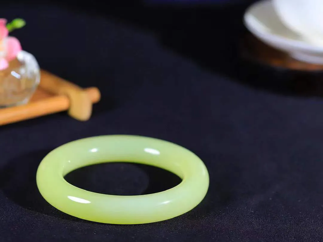 （冬日暖阳.手镯）

精品️和田玉黄口料圆条手镯 质地油润，大气雅致，清风明月潺潺，浮浮洗尽铅