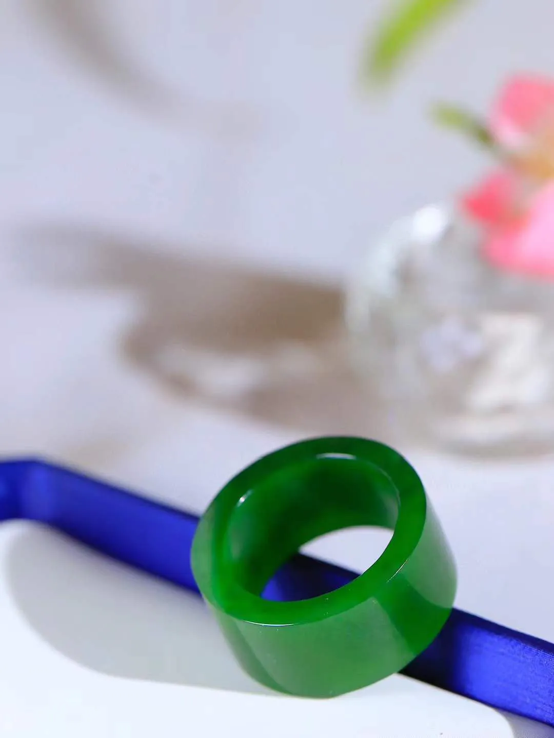 【古韵·扳指】

精品和田玉碧玉扳指，玉质温润，油润感十足， 整器古韵生辉。优雅高贵。运筹帷幄