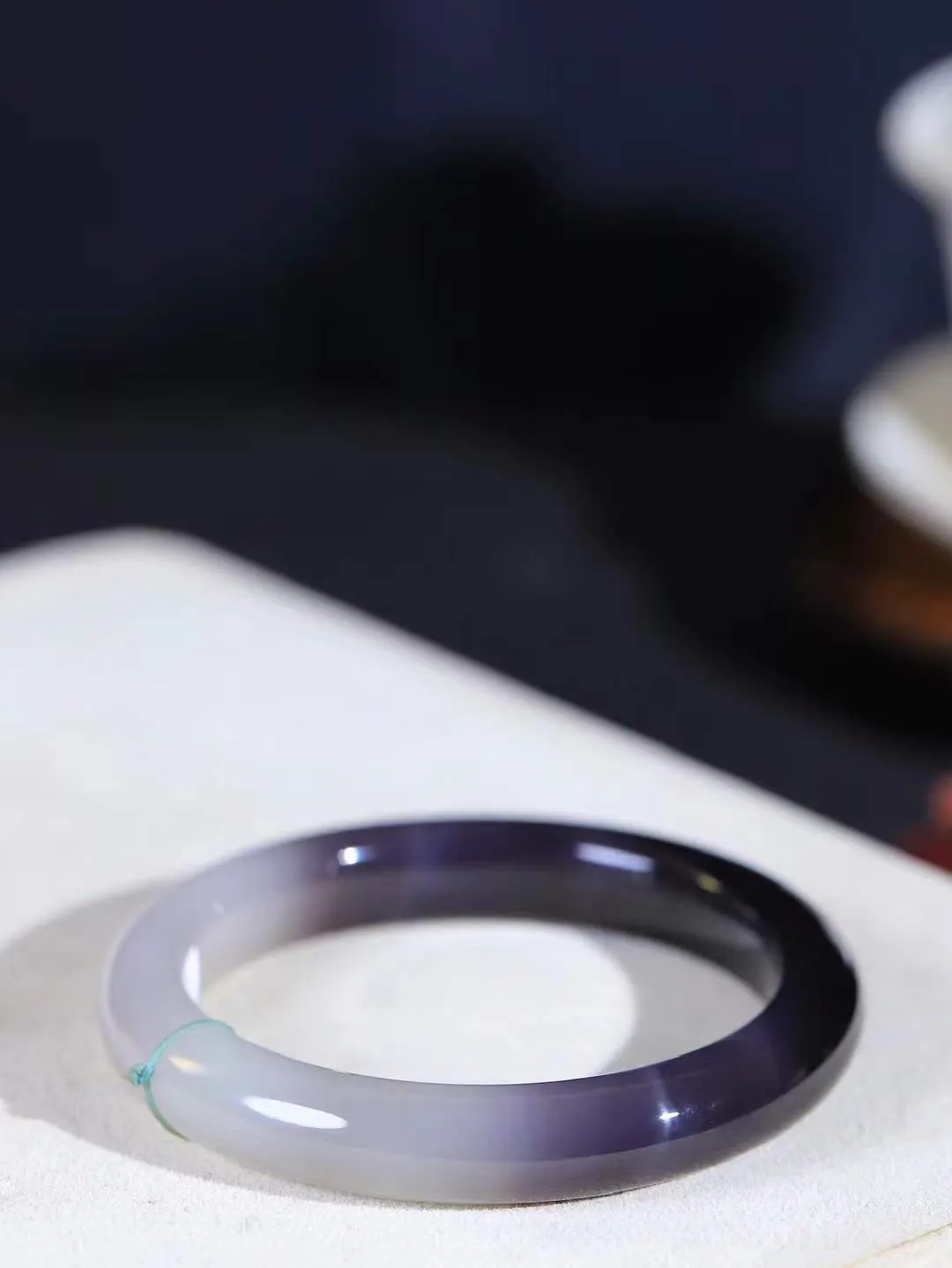 【腕间柔情.手镯】   

精品和田玉烟紫双色手镯 玉质温润细腻 油性十足 古朴秀雅 轻抚岁月的栏杆