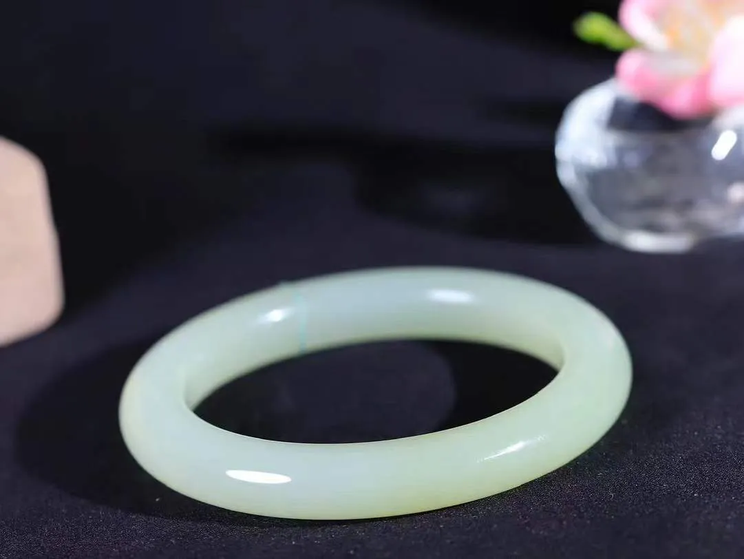 【晴水相伴.镯】

精品️和田玉晴水手镯，以其淡雅的晴水色调，成为腕间的一抹亮色。玉质细腻，触感温