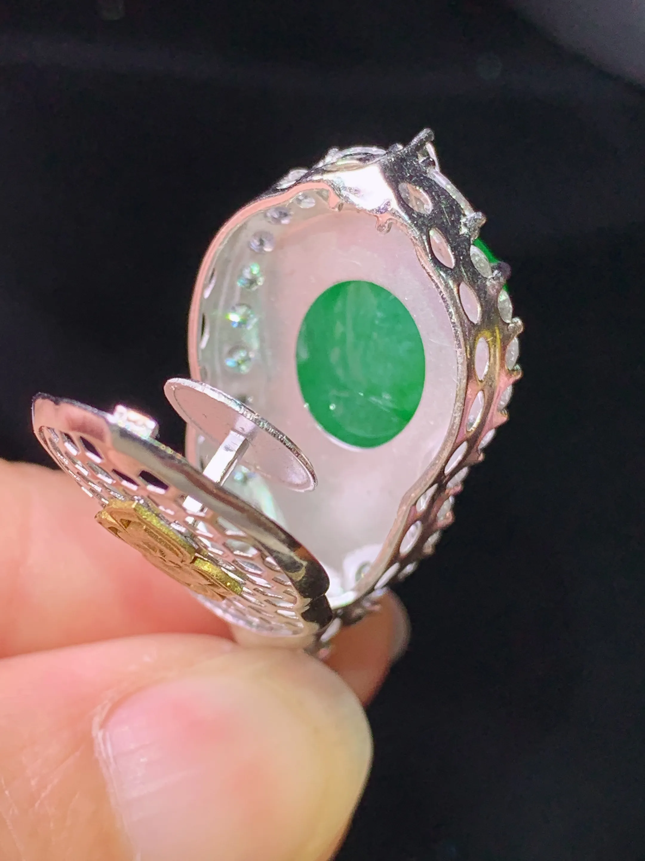 18k金钻镶嵌翠绿葫芦吊坠 玉质细腻 色泽艳丽清新 整体尺寸37.7*16.8*14.5