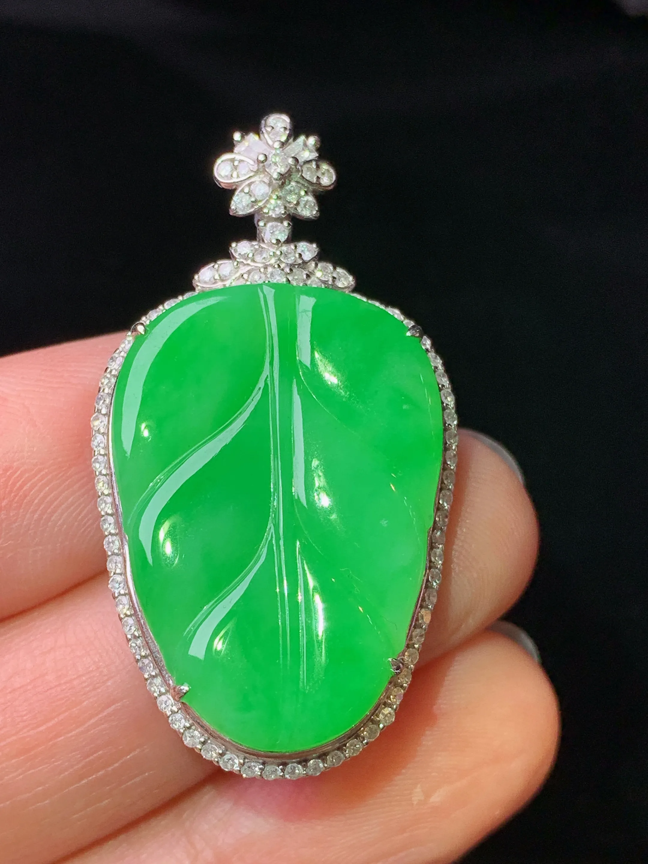 18k金钻镶嵌翠绿树叶吊坠 玉质细腻 色泽艳丽清新 整体尺寸38.2*20.6*7.8