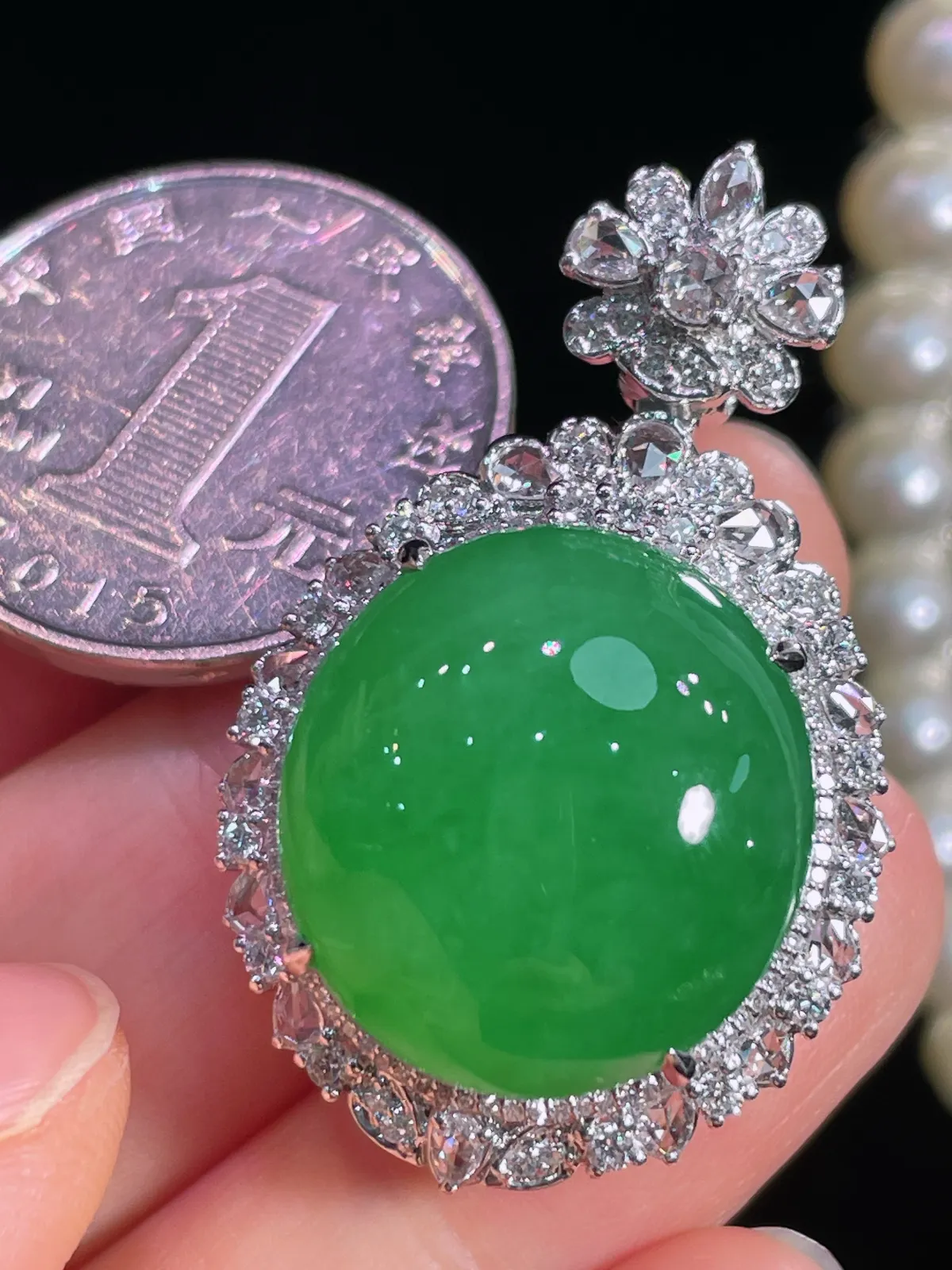 天然缅甸翡翠A货
满绿蛋面吊坠
18k金镶嵌钻石 
细腻水灵