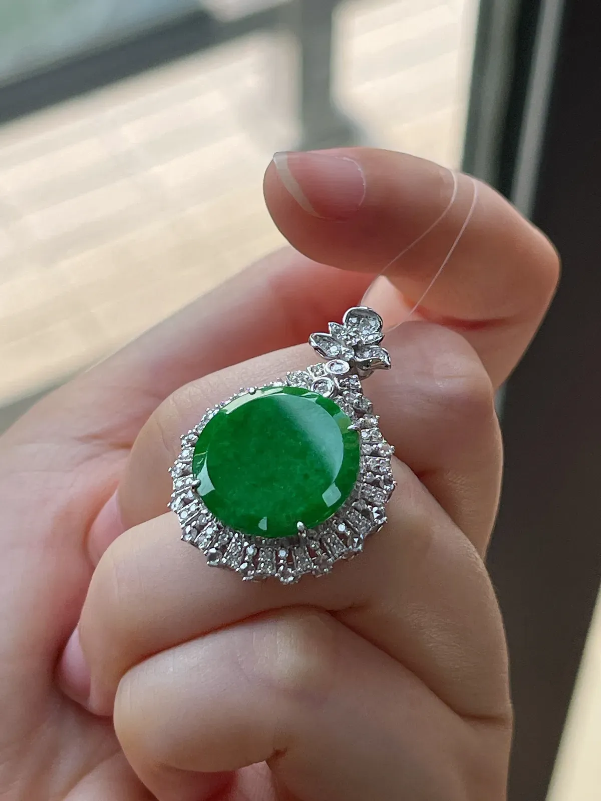 18k金翡翠糯化种满绿无事牌吊坠