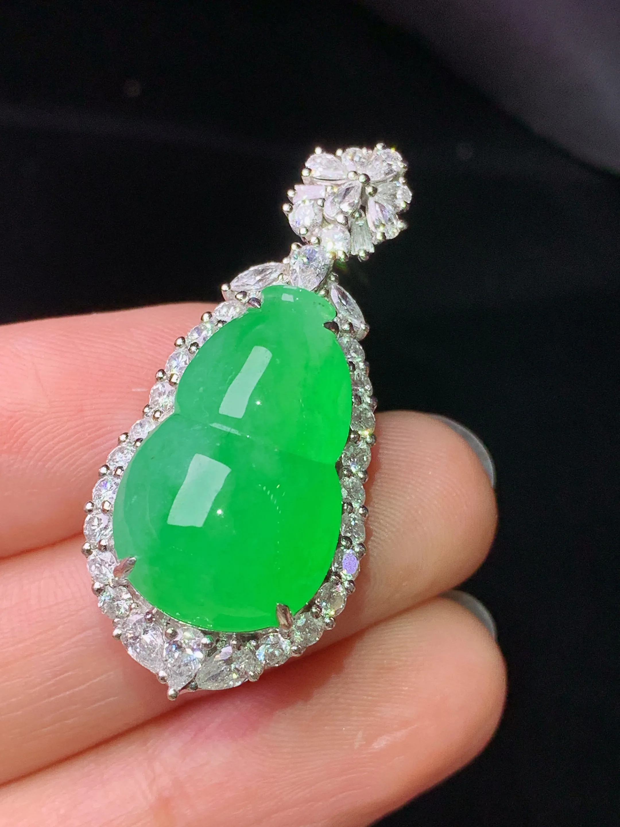 18k金钻镶嵌翠绿葫芦吊坠 玉质细腻 色泽艳丽清新 整体尺寸37.7*16.8*14.5