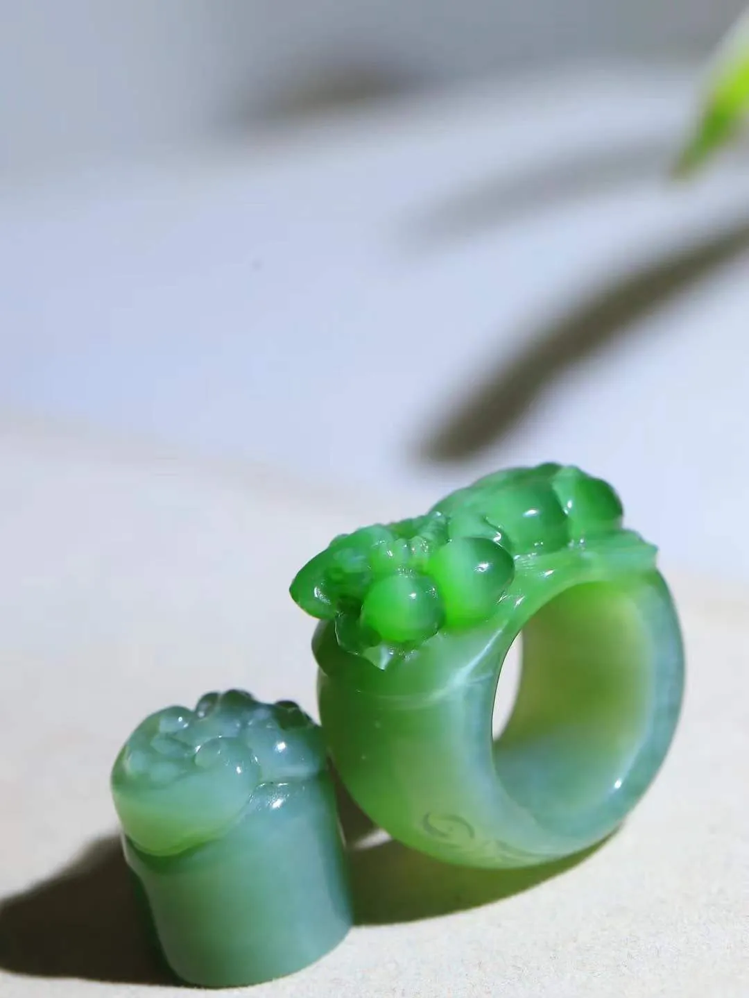 【扭转乾坤.扳指】

精品和田玉碧玉猫眼牛扳指，质地细润，油光四溢。精工雕琢牛首，五官雕工精细，牛眼似杏，牛鼻似锤。神态生动，线条流畅，象征牛气冲天，扭转乾坤，雕工精湛，栩栩如生～
总重44.7克   尺寸20.8-19.3-8.5mm fDT-1220500