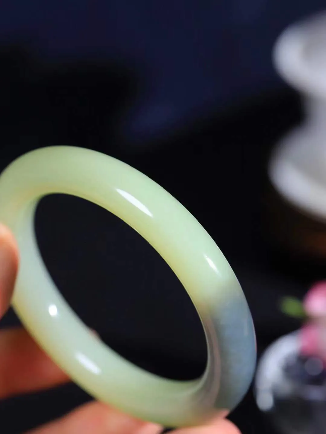 【情有独钟.手镯】

精品和田玉双色手镯 玉质温润细腻 油性十足 手感舒适，高华雅逸，线条流畅，简约大气，美自天成，素雅高贵。佩戴于腕间，婉约之美，举手投足间透出那低调奢华。重61.7克 内径57mm 尺寸11.5-11mm   FDL-7924551