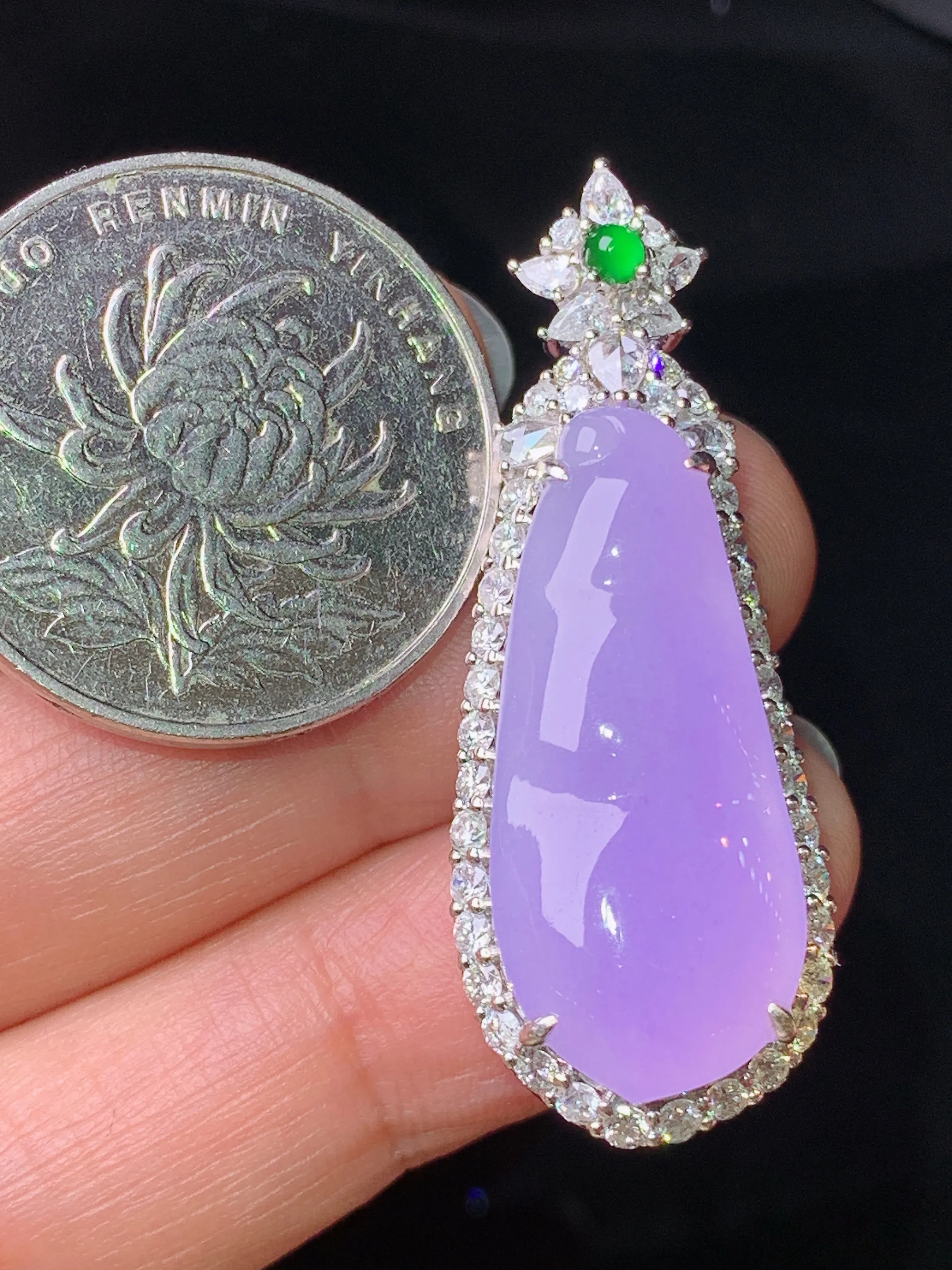 18k金钻镶嵌紫罗兰四季豆吊坠 玉质细腻 色泽艳丽清新 整体尺寸40.7*15.3*10