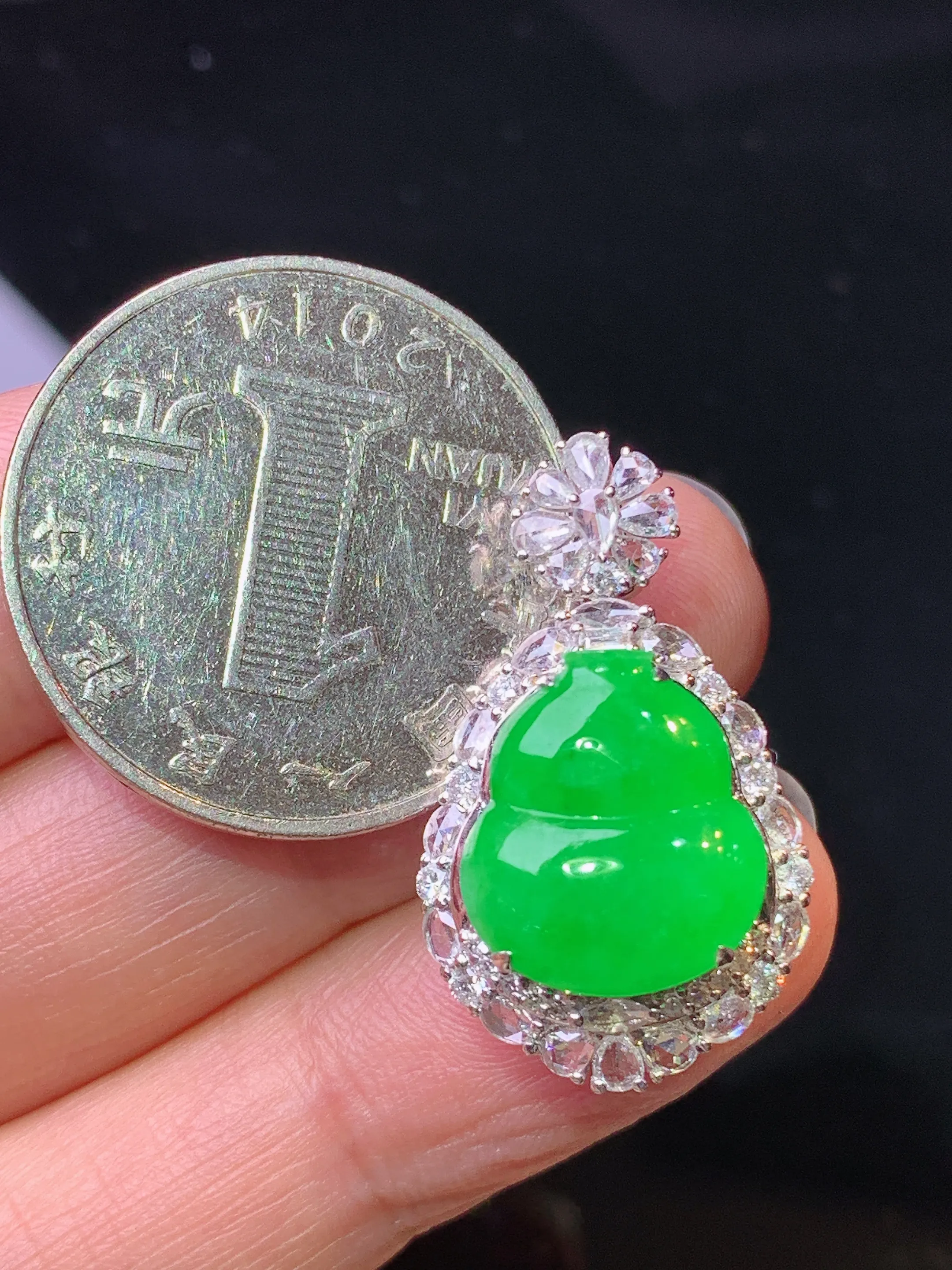 18k金钻镶嵌满绿葫芦吊坠 玉质细腻 色泽艳丽清新 整体尺寸26.8*16*10.2