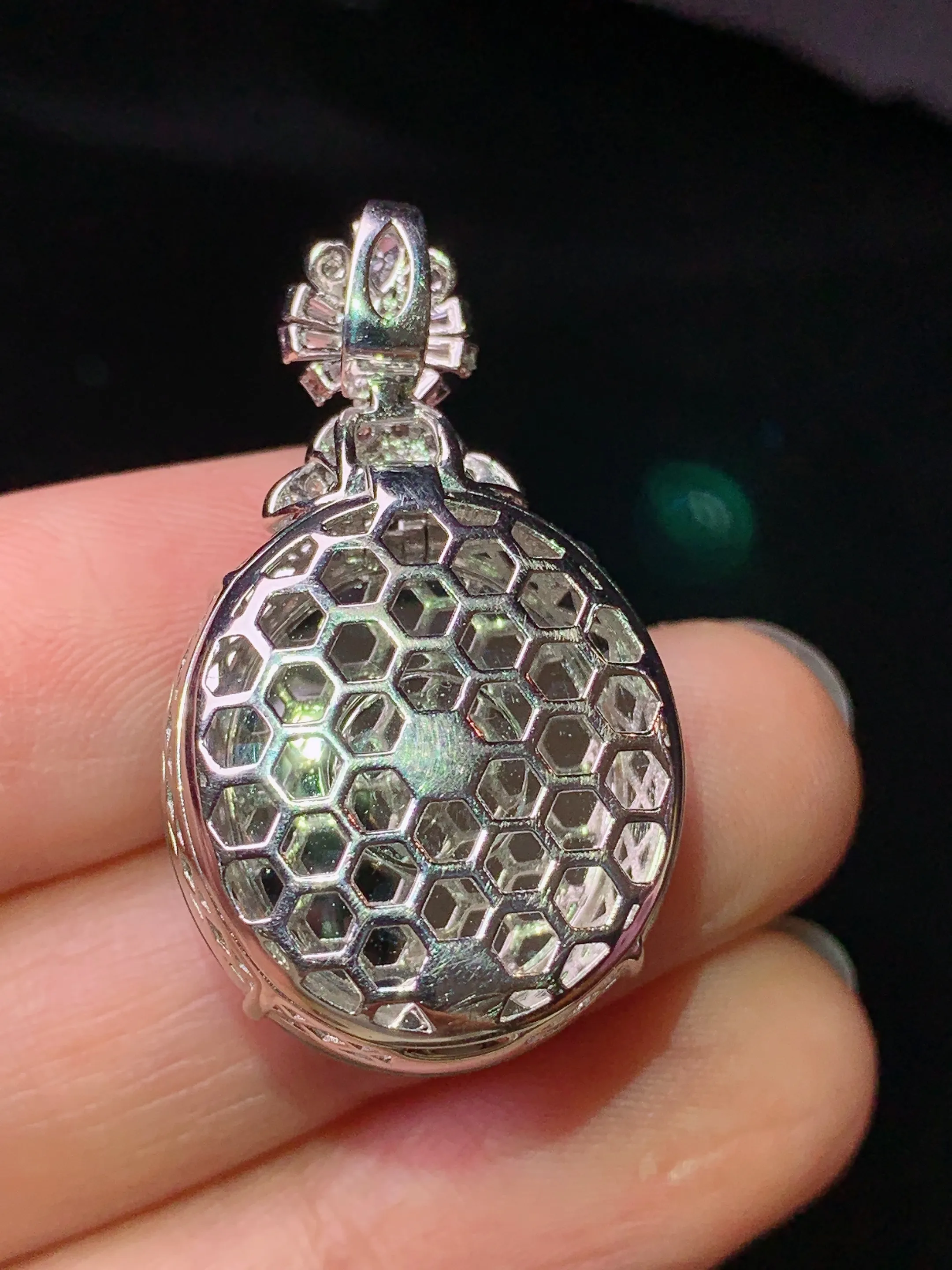 18k金钻镶嵌翠绿蛋面吊坠 玉质细腻 色泽艳丽清新 整体尺寸32.5*19.2*13