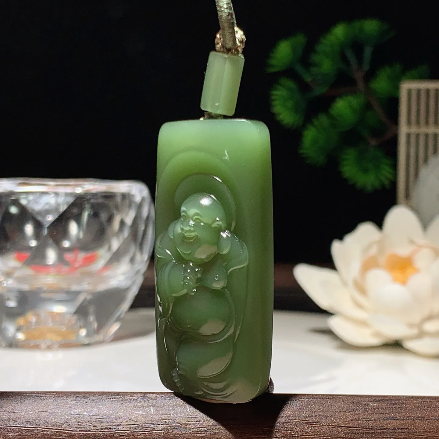 和田玉阳绿俄罗斯碧玉佛引福来牌子挂件 尺寸45/21/12重27.5克 玉质细腻油润。无裂无杂无结构 手推出油。佩戴高端典雅。lt260205