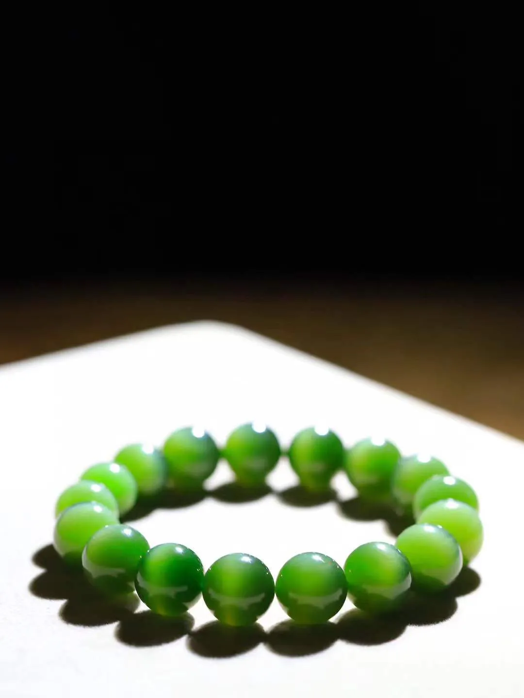（猫眼手串）

精品和田玉碧玉猫眼圆珠手串 质地温润灵动 猫眼儿般的光中，有波光潋滟，也有梦幻清韵。行走于市井的喧嚣，相顾不言，便得清欢。重46克 尺寸取一12mmFDT-2320453