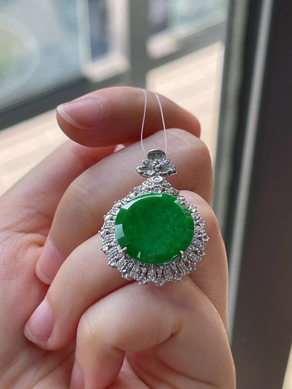 18k金翡翠糯化种满绿无事牌吊坠