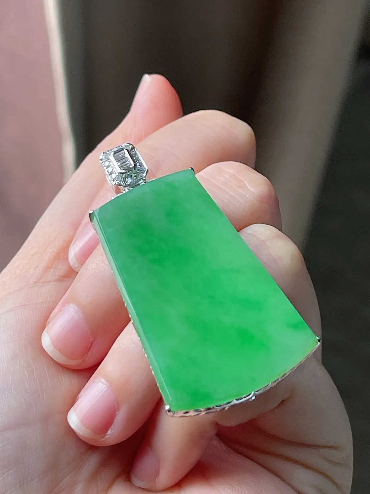 18k金翡翠冰糯种满绿无事牌吊坠