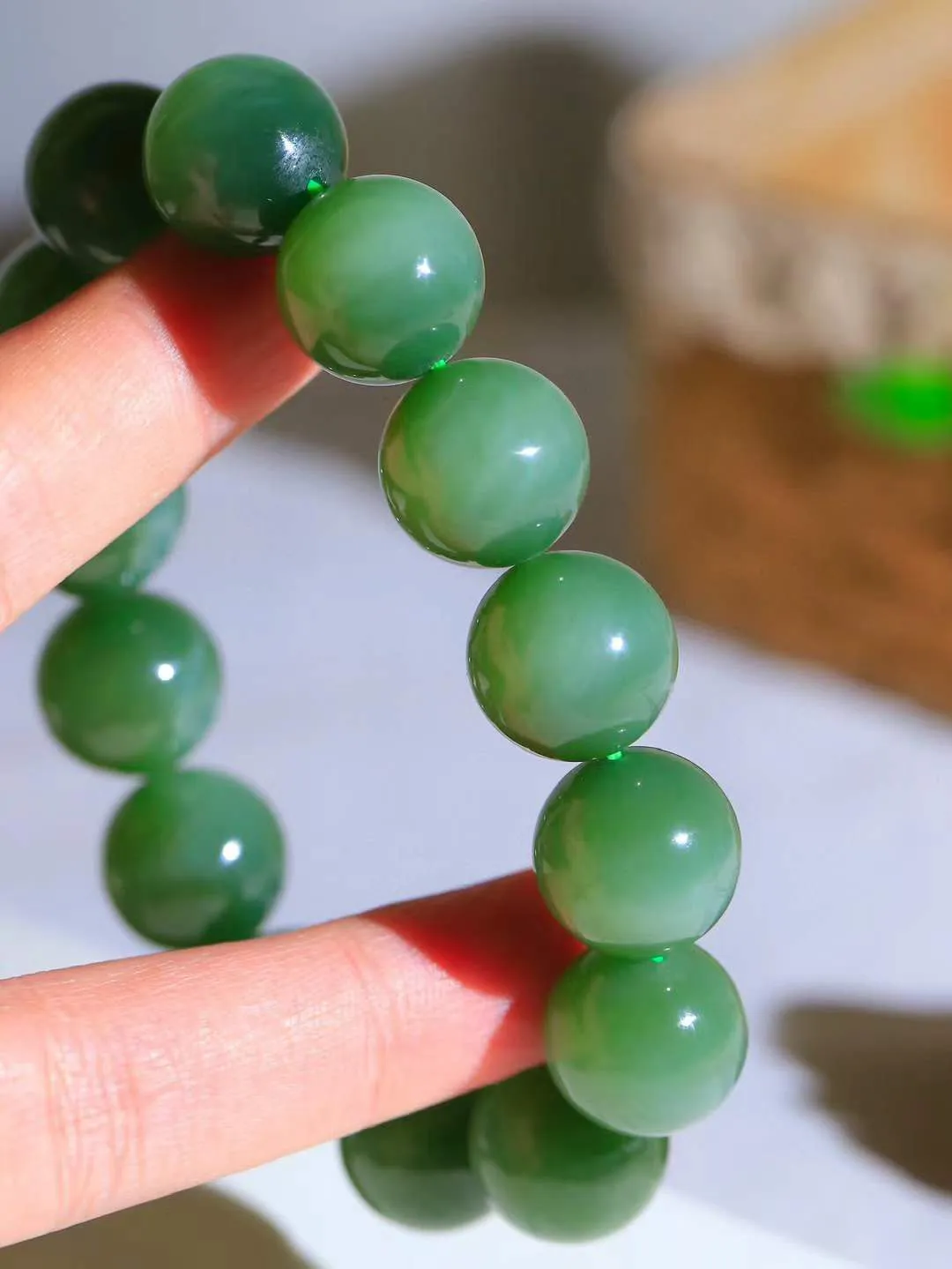 （猫眼手串）

精品和田玉碧玉猫眼圆珠手串 质地温润灵动 猫眼儿般的光中，有波光潋滟，也有梦幻清韵。行走于市井的喧嚣，相顾不言，便得清欢。重92.5克 尺寸取一16mmFDT-2320453