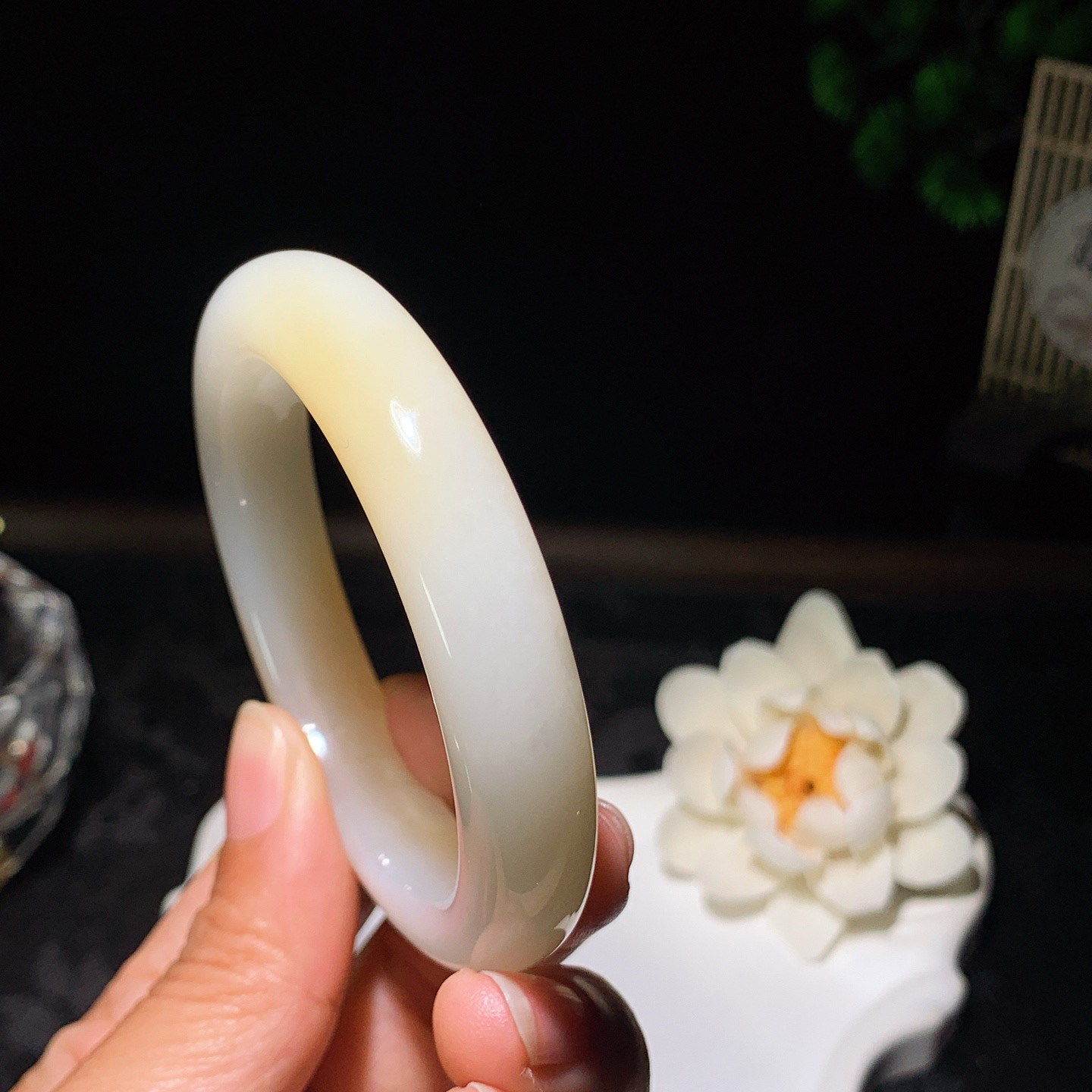 53圈口 新疆和田玉羊脂白且末糖手镯 53圈口条宽11厚9重49克。玉质细腻油润。手推出油。佩戴高端典雅。lt260205