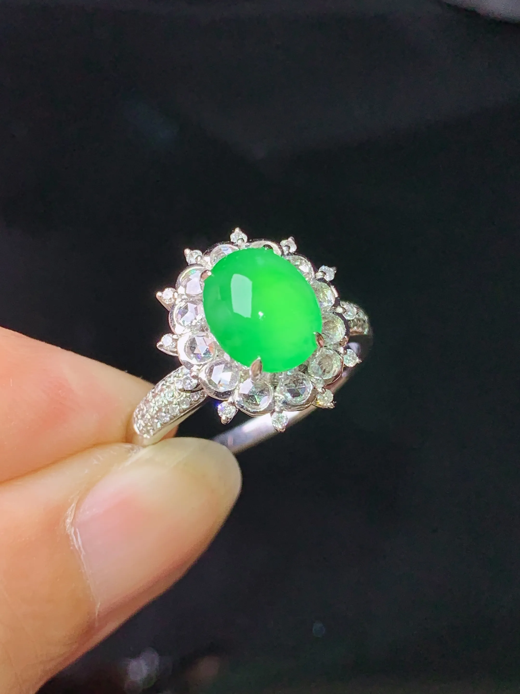 18k金钻镶嵌满绿蛋面戒指 玉质细腻 色泽艳丽清新 圈口14 整体尺寸14*13*10