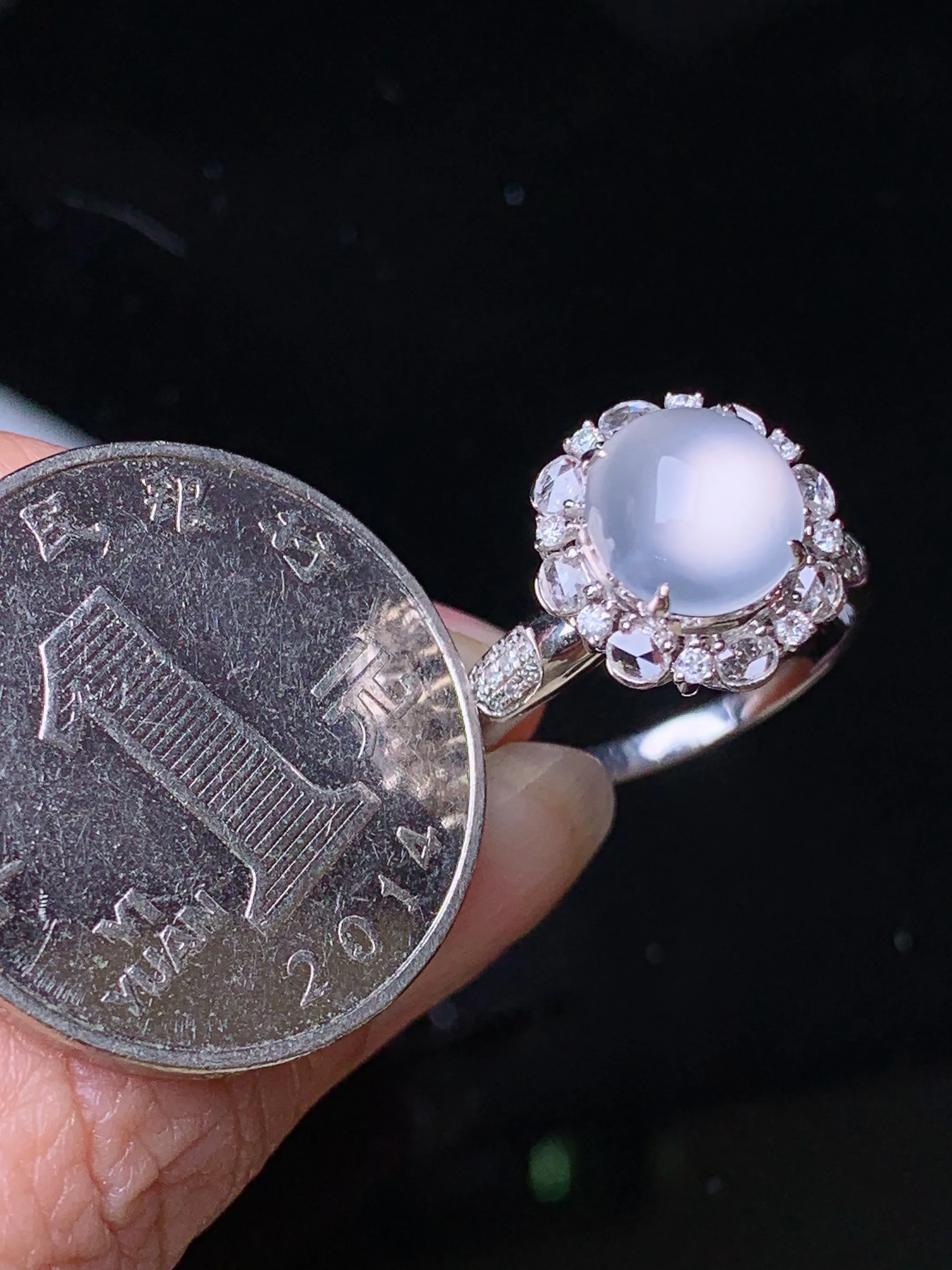 18k金钻镶嵌冰种蛋面戒指 玉质细腻 色泽艳丽清新 圈口14 整体尺寸13*12.3*10.5