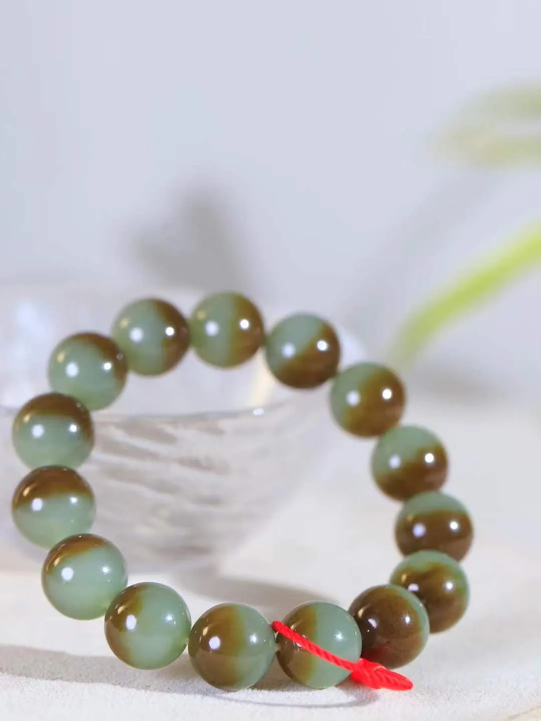 【珠圆玉润.手串】

收藏级️新疆和田且末料珠圆玉润手串 玉质温润细腻  整串打磨圆润，佩戴舒适。珠珠落玉盘，间关莺语花底滑，一生美好时光，无论身在何处，都有它相伴相守。事事顺遂，幸福美满，吉祥如意。重60.5克 尺寸取一13.8mm  FDA-8826434