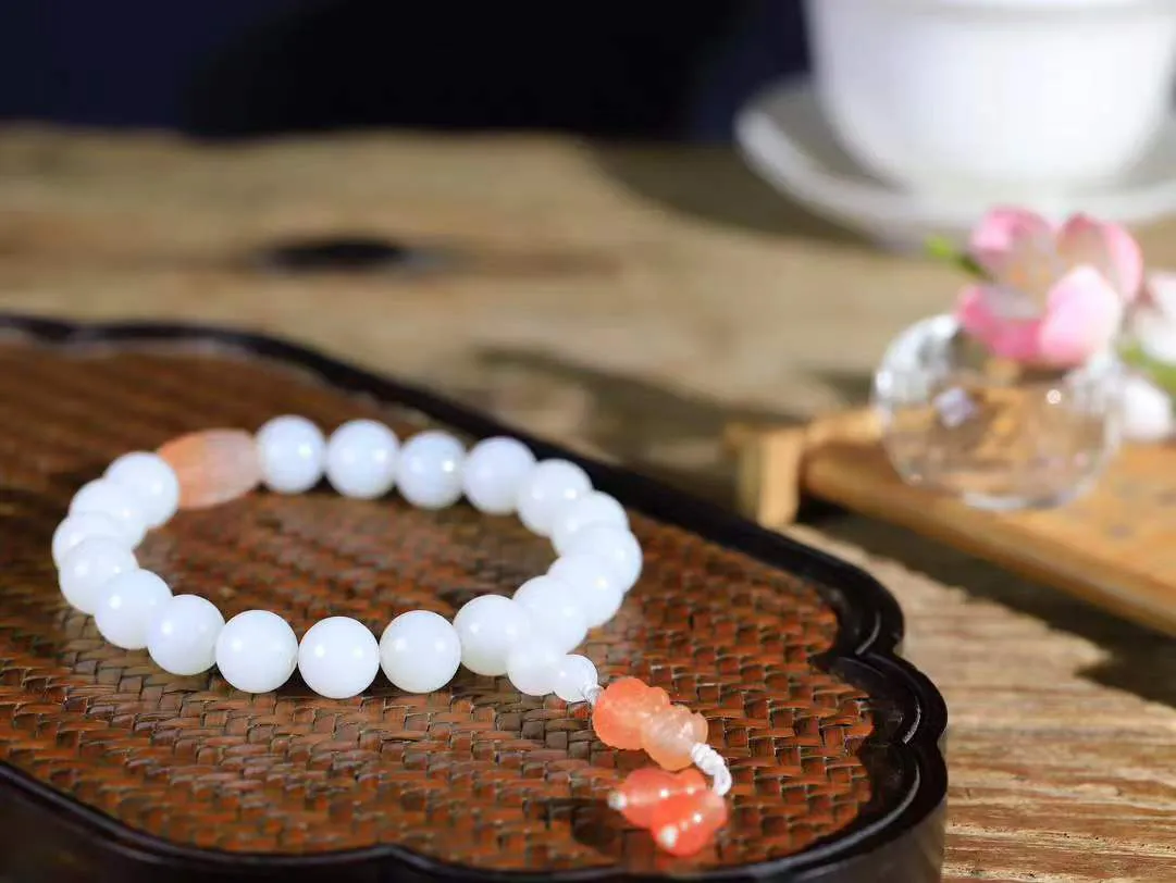 【珠圆玉润.手串】

精品和田玉白玉珠圆玉润手串 玉质温润细腻  整串打磨圆润，佩戴舒适。珠珠落玉盘，间关莺语花底滑，一生美好时光，无论身在何处，都有它相伴相守。事事顺遂，幸福美满，吉祥如意。重44.7克 尺寸取一11mm FDL-1620500