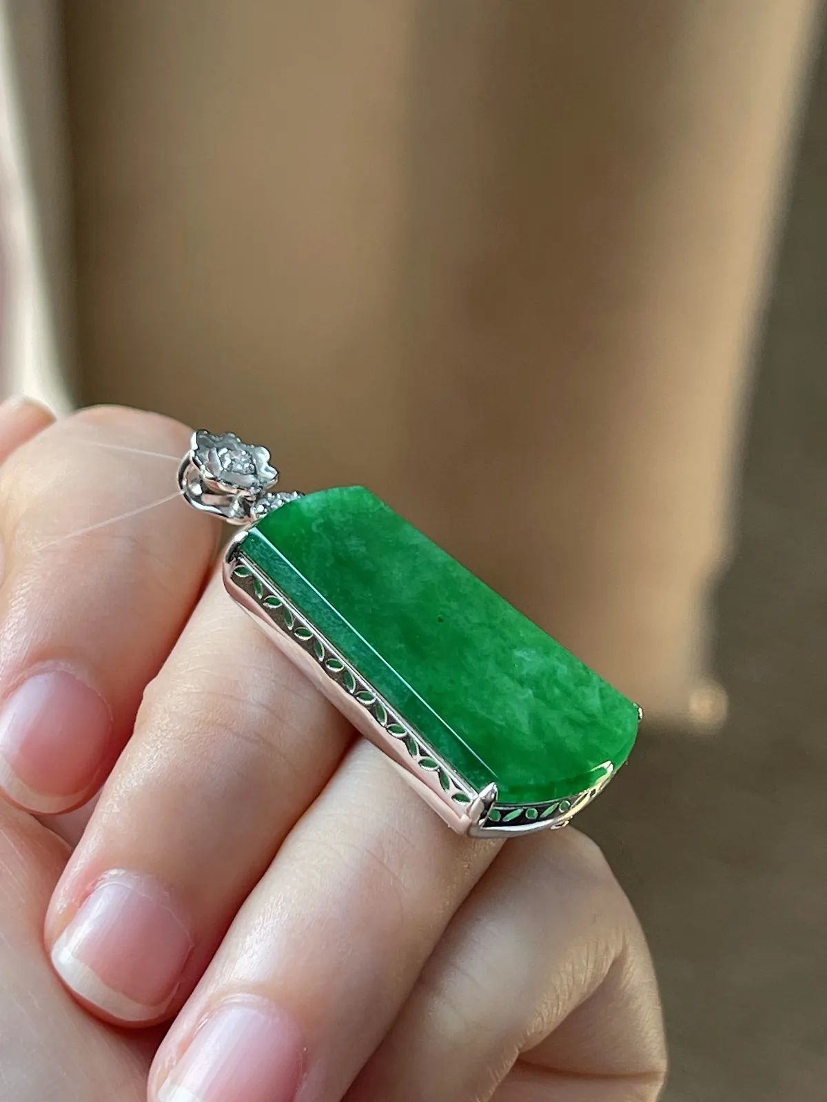 18k金翡翠冰糯种绿色无事牌吊坠