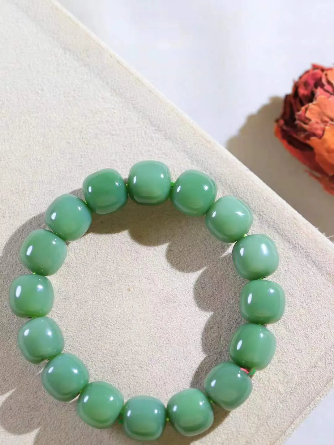 （老型珠.手串）

精品️和田玉碧玉老型珠手串，也可做手持，玉质细腻油润 饱满光滑 质朴无华，悠远简单，人心境界远，百世修炼深，心灵常驻善意持，觉悟人生百世修。重56.8克    尺寸取一12.4-12.8mm    5420401L