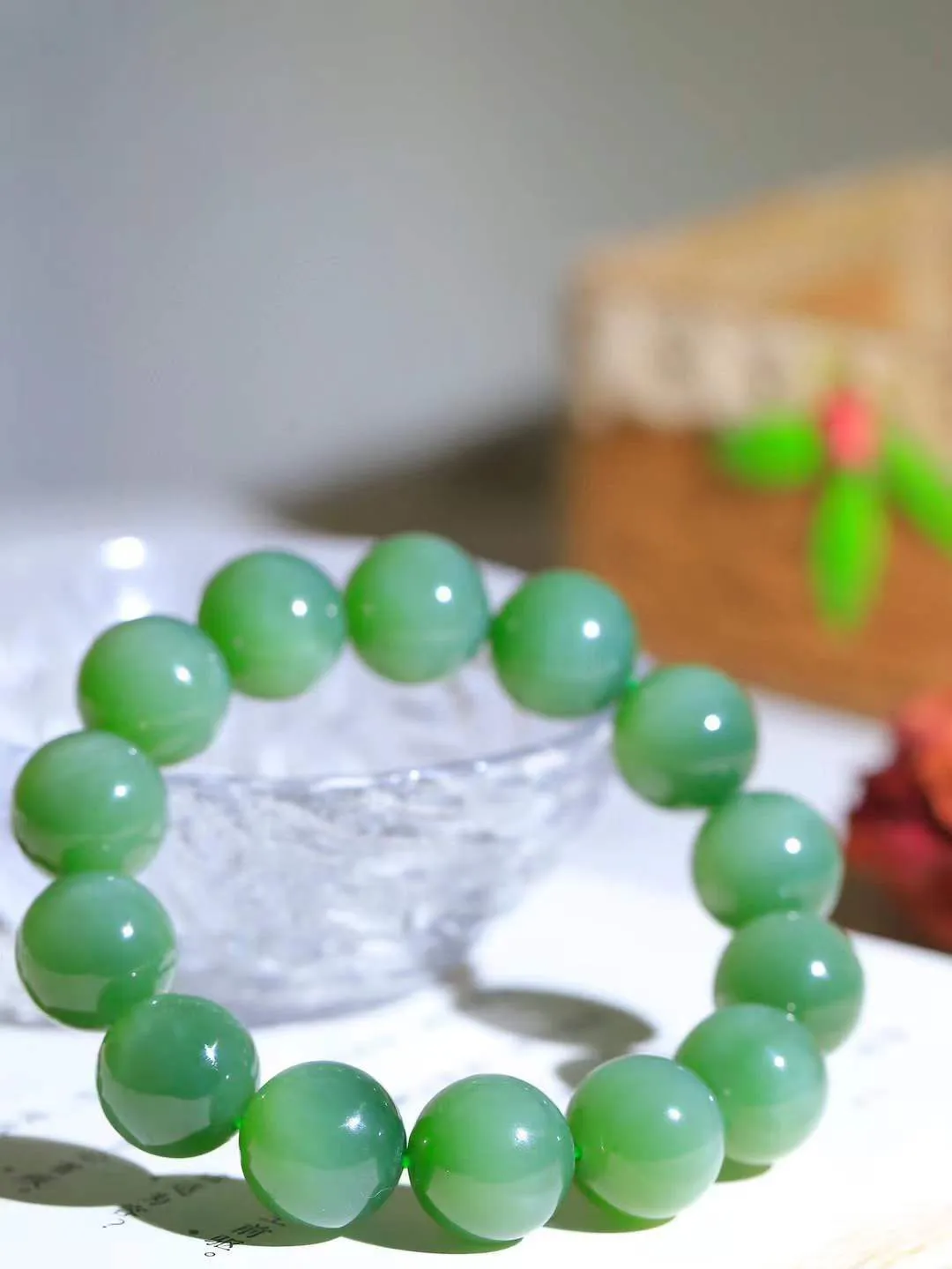 （猫眼手串）

精品和田玉碧玉猫眼圆珠手串 质地温润灵动 猫眼儿般的光中，有波光潋滟，也有梦幻清韵。行走于市井的喧嚣，相顾不言，便得清欢。重92.5克 尺寸取一16mmFDT-2320453