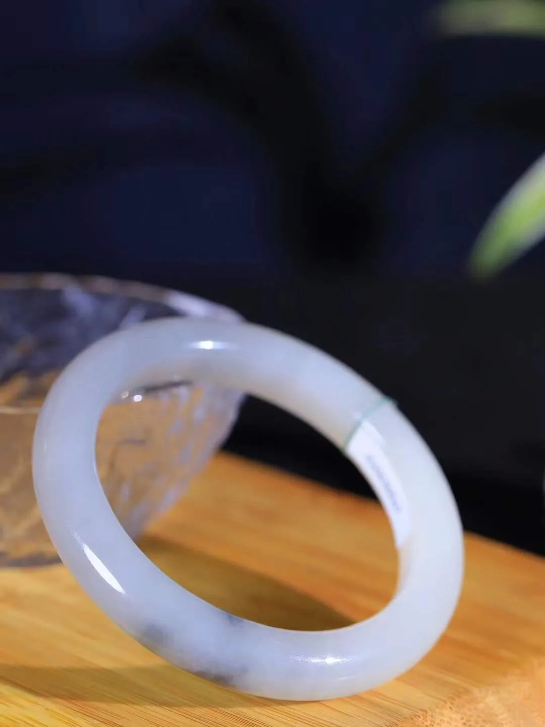 （一见钟情.手镯）

精品️和田玉烟紫白双色手镯，玉质温和莹润，精光内蕴，手感舒适。整器简约，打磨光洁，让人爱不释手，料美艺精，萦绕于手，尽显高贵之姿。重57克 内径65mm尺寸56.5-11.3-9.7mm   FDL-1020573