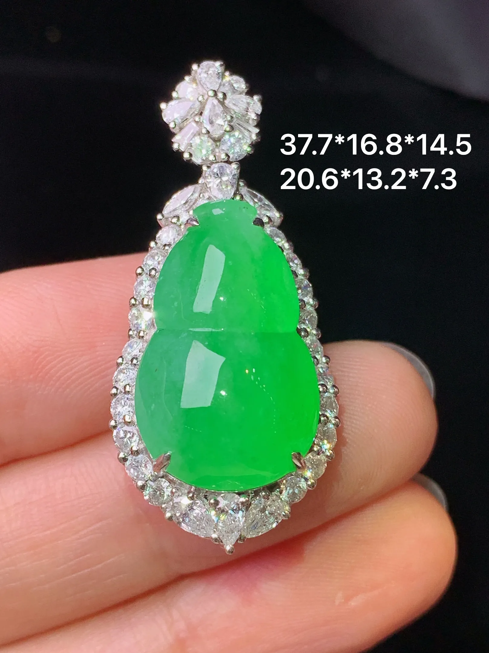 18k金钻镶嵌翠绿葫芦吊坠 玉质细腻 色泽艳丽清新 整体尺寸37.7*16.8*14.5